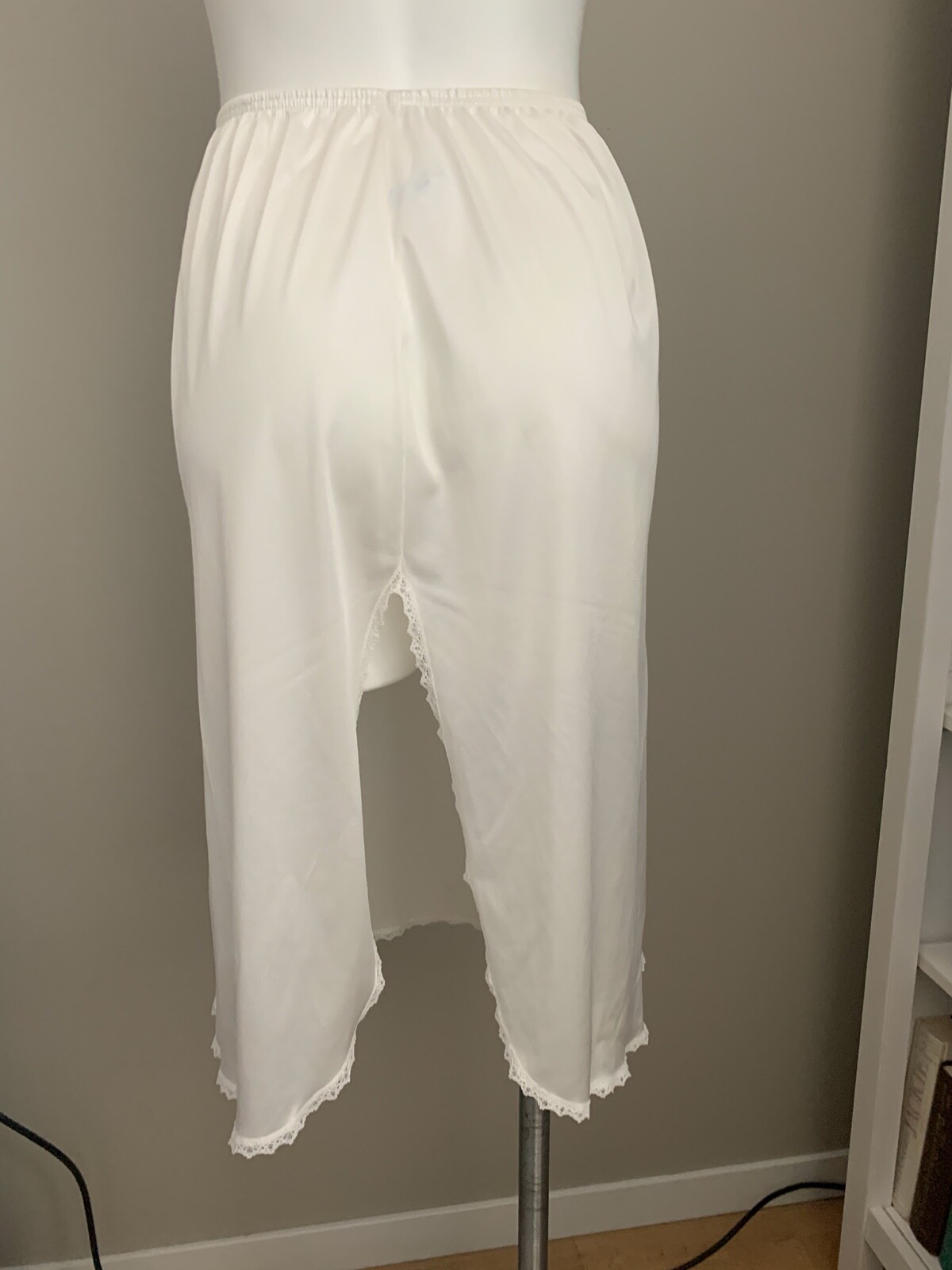 Vintage Vanity Fair Half Slip M Creamy White 12″ Slit Nylon Lace Trim
