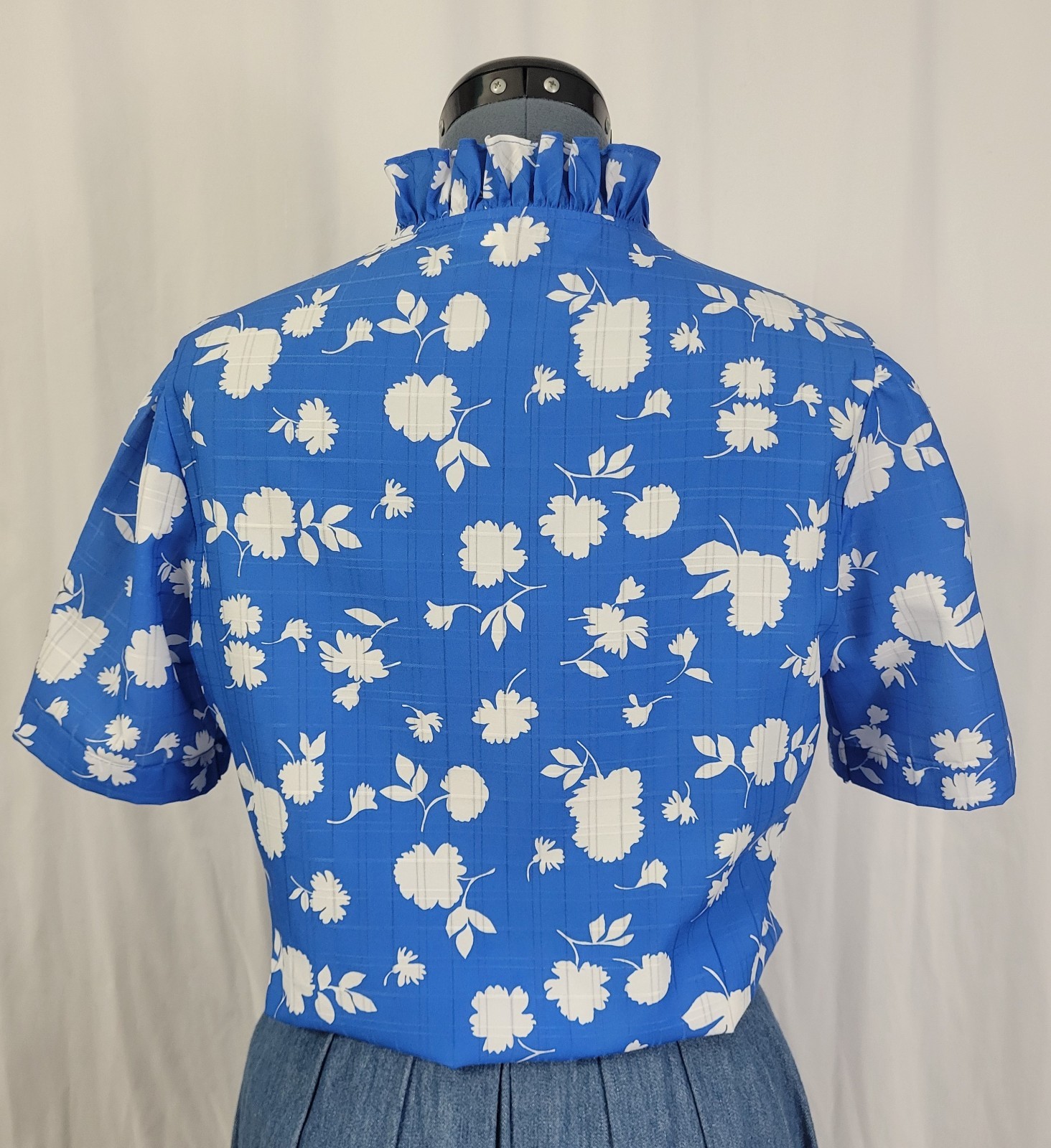 Vtg Jonquil Blue S/S Blouse w White Florals & Ruffled Collar/Button Down Size 12