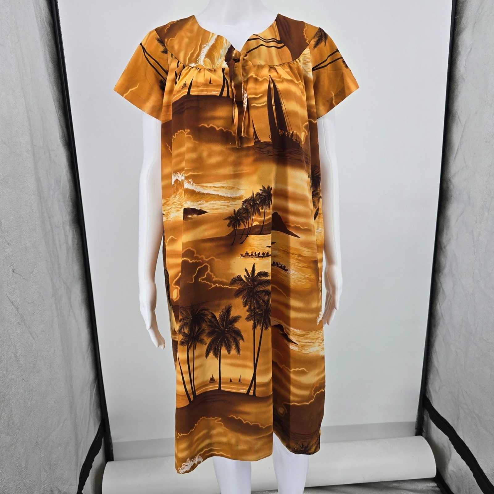 Vintage 1970s Made in Hawaii Tropical Sunset Print Polyester Muumuu Dress (XS)