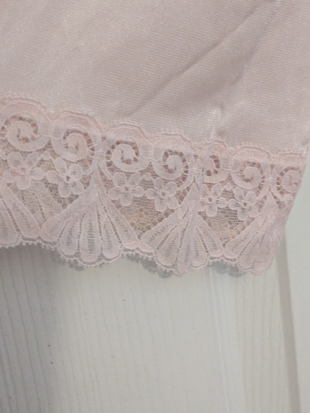 Vintage Vanity Fair Medium Pale Pink Housecoat W/Lace Pockets Covered Buttons