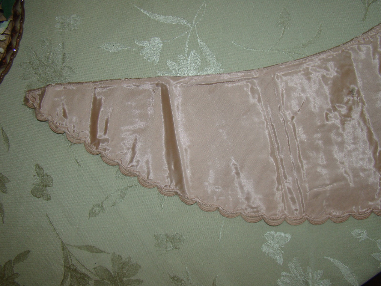 RARE MID CENTURY CUSTOM DETACHABLE CAFE AU LAIT FABRIC LACE COLLAR STOLE CAPE