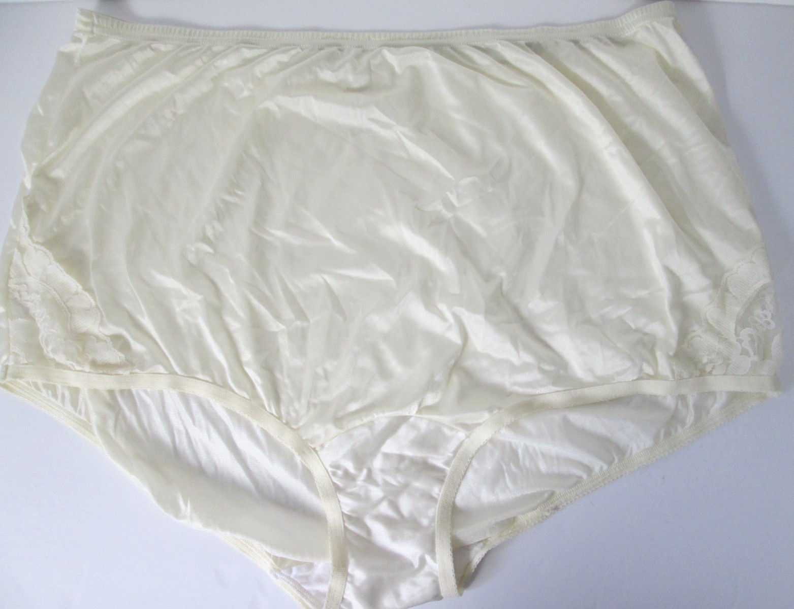 Vanity Fair Perfectly Yours Ivory Lace Panel Brief Silky High Waist Panty Sz 10