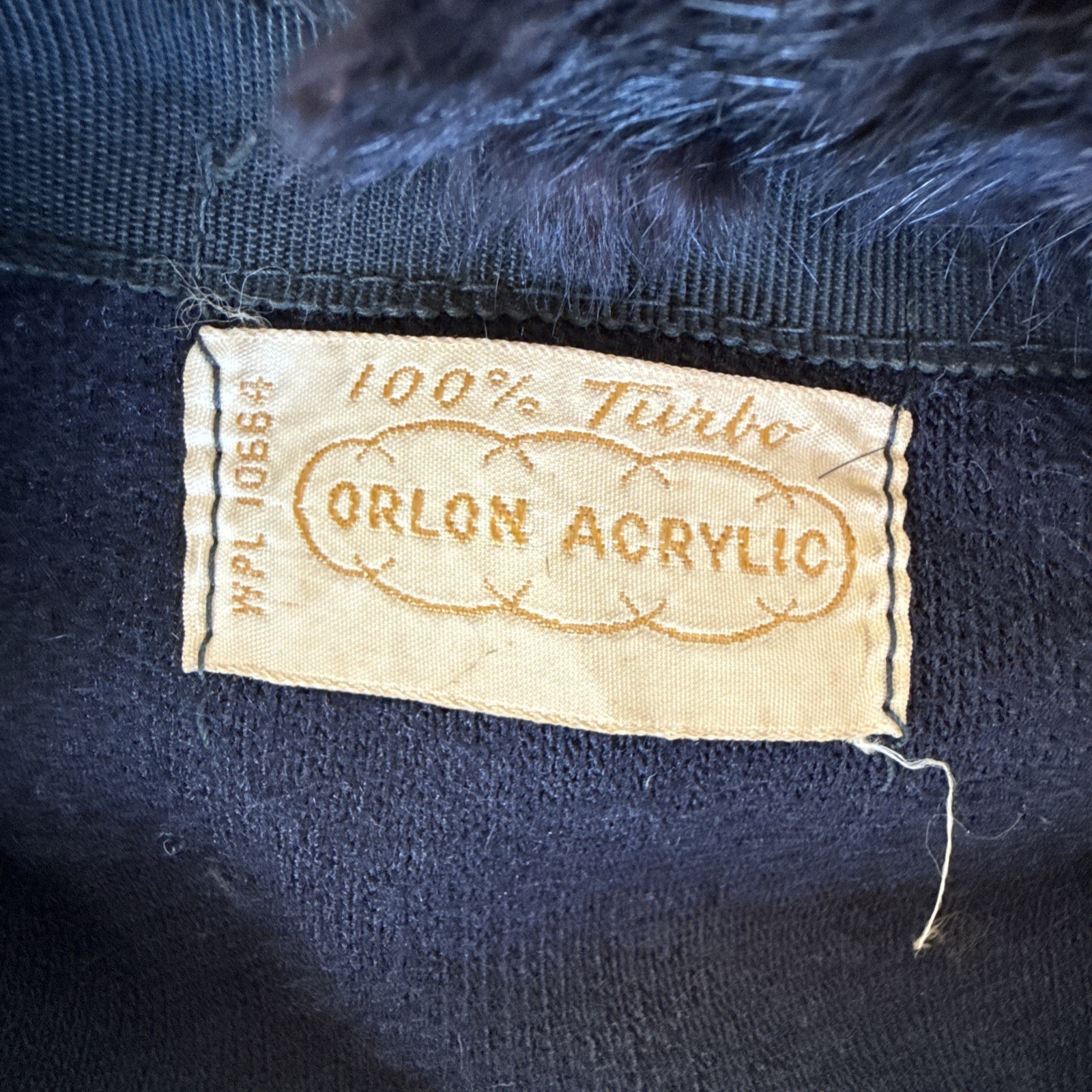 100 % Turbo Orlon Acrylic Knit Sweater with Fur Collar Size Small Vintage