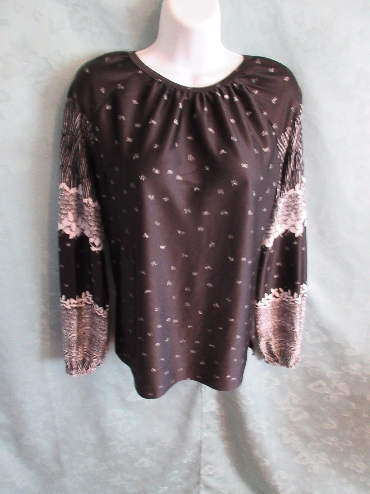 VTG 70’s Lady Arrow Blouse Size Large B&W Print