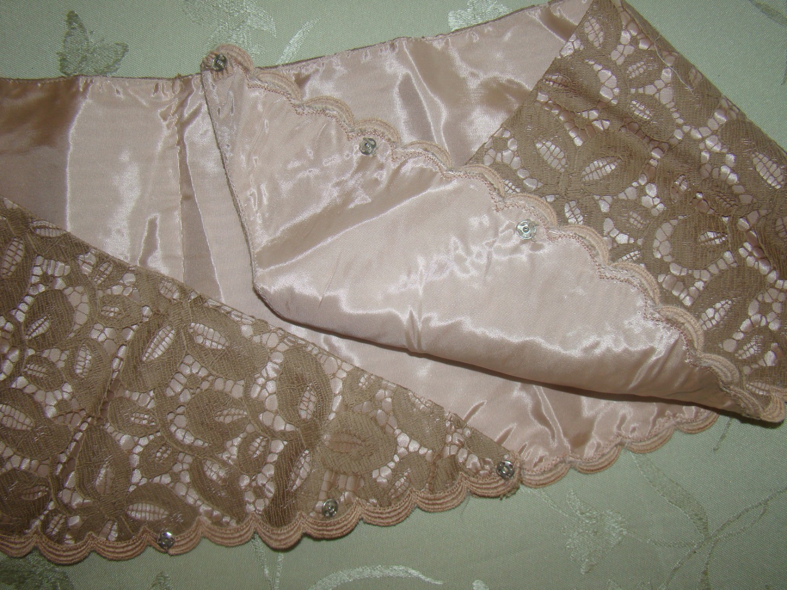 RARE MID CENTURY CUSTOM DETACHABLE CAFE AU LAIT FABRIC LACE COLLAR STOLE CAPE