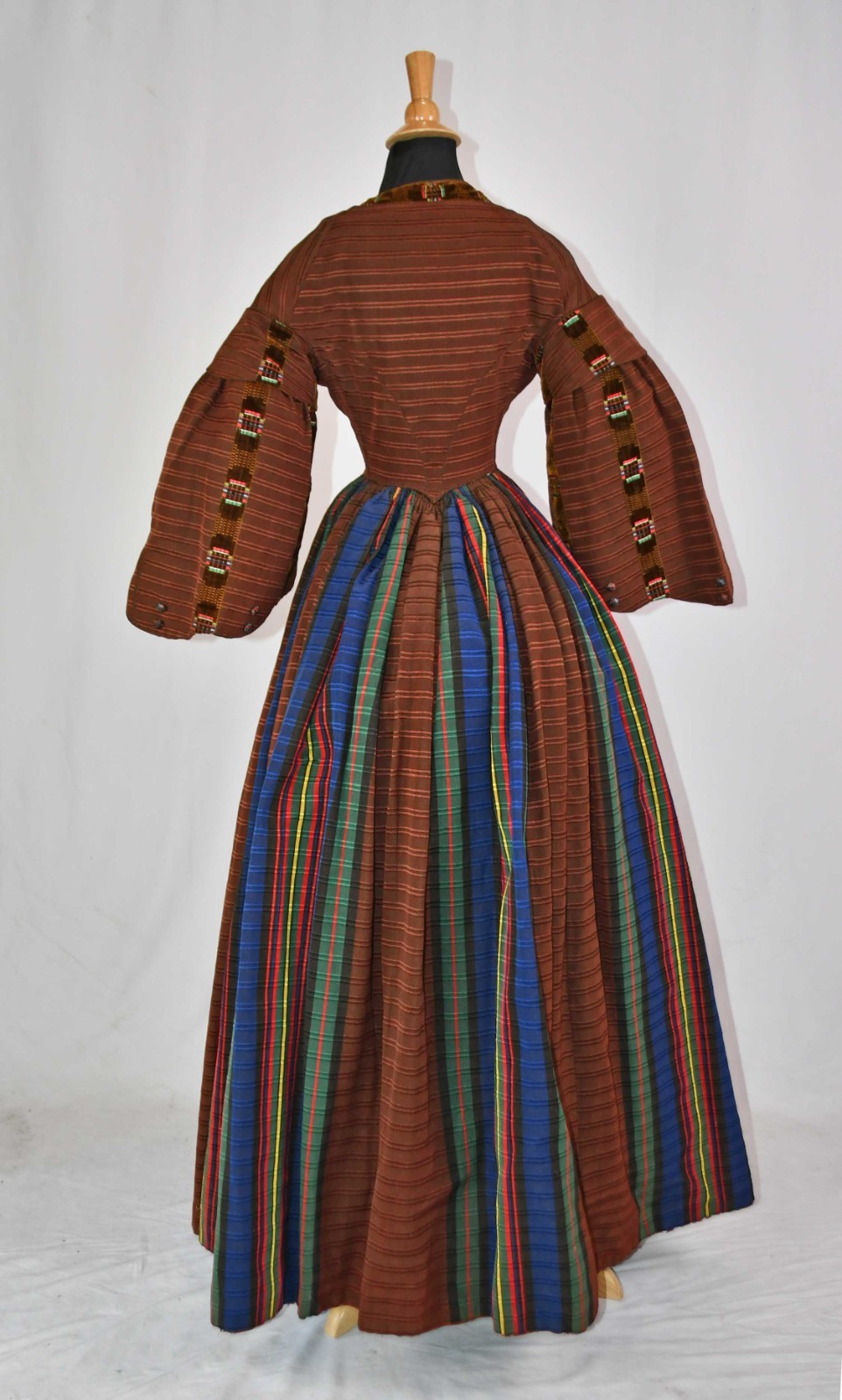 VICTORIAN LADIES DAY DRESS WITH WIDE PAGODA SLEEVES, c.1850’s
