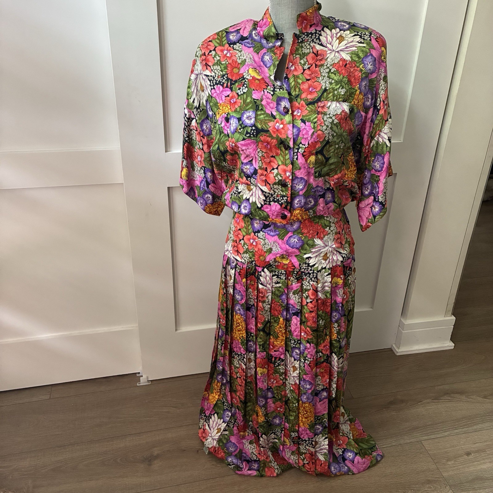 VTG Neiman Marcus 100% silk flowery maxi pleated dress, 6 runs small