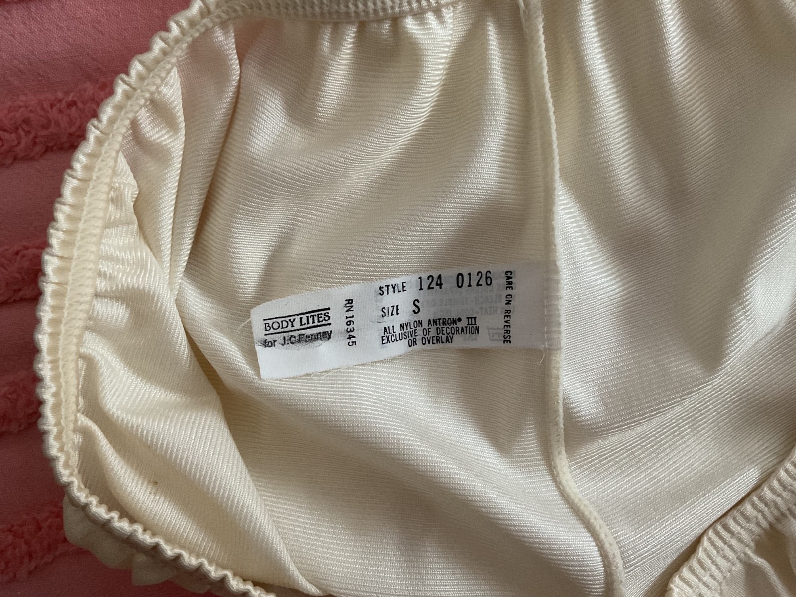 VTG 'BODY LITES’ FOR JC PENNEY SZ SM NYLON HALF SLIP EGGSHELL/CREAM LACE HEM EXC