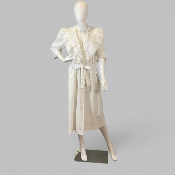 Vintage 1980s Sara Beth White House Robe | Cottagecore Embroidered Hostess Robe