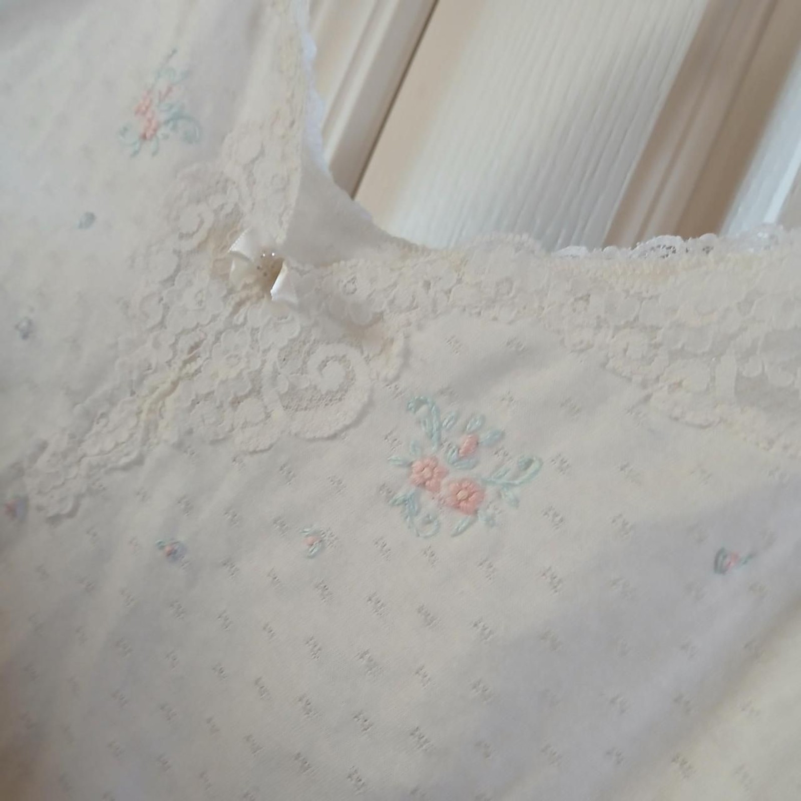 Vintage eyelet cami v-neck tank top lace trim floral embroidery faux pearl bow L