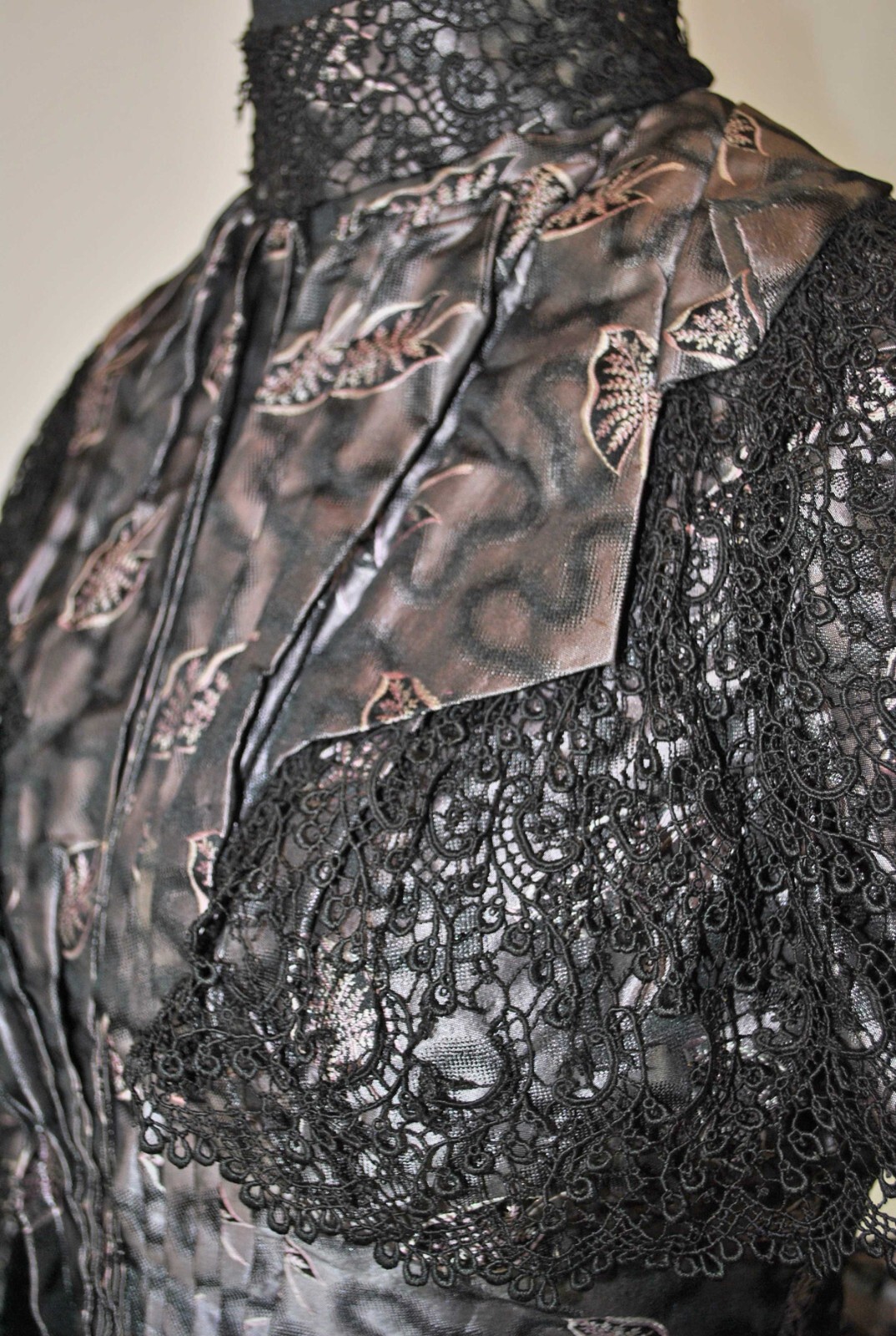 VICTORIAN 2 PIECE MAUVE SILK BROCADE VISITING DRESS 1893, MUSEUM DEACCESSION