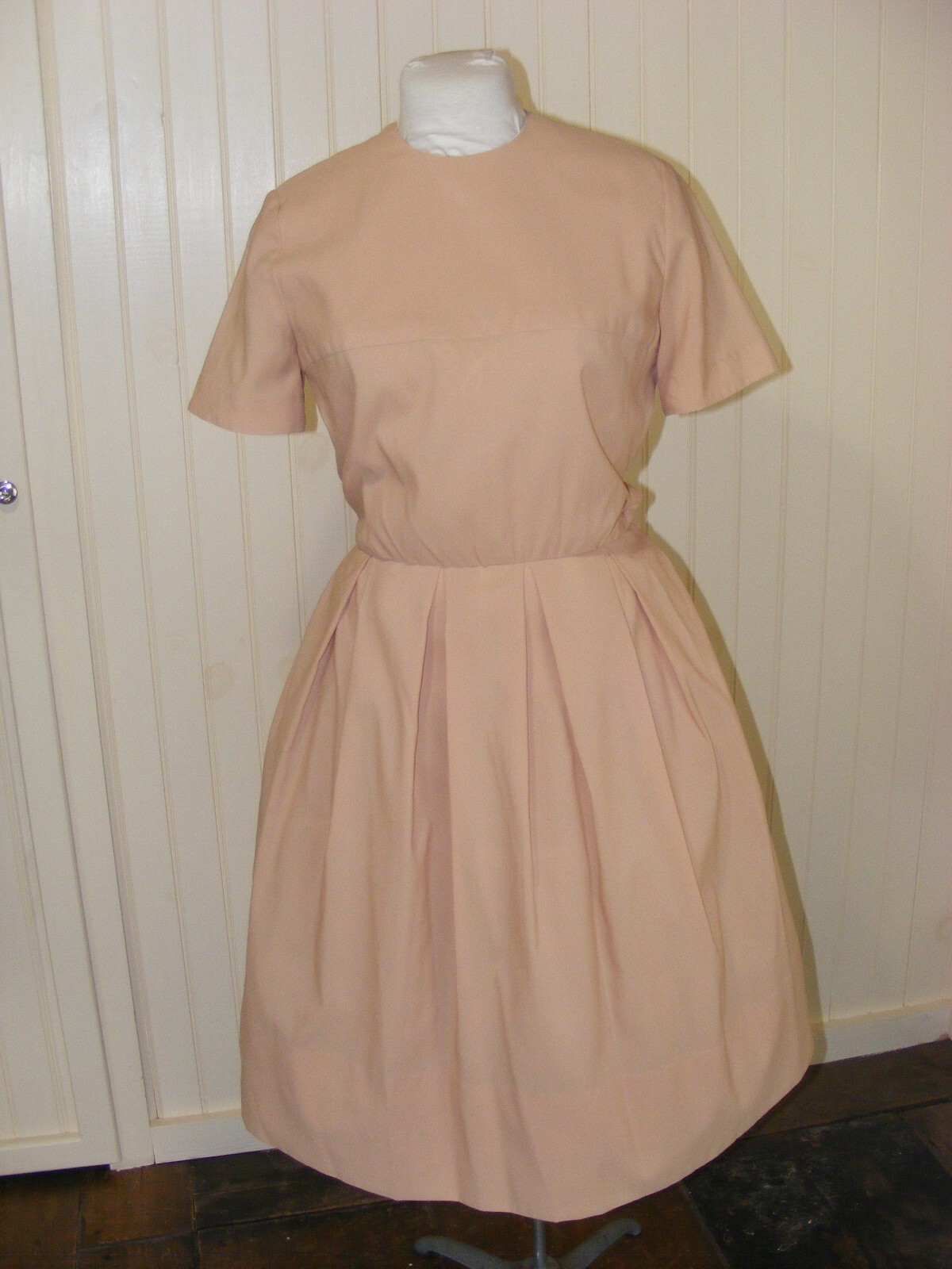 60S DRESS BEIGE NYON CREPE PLEATED SKIRT SHORT SLEEVE VINTAGE CLOTHING 38/30/46″