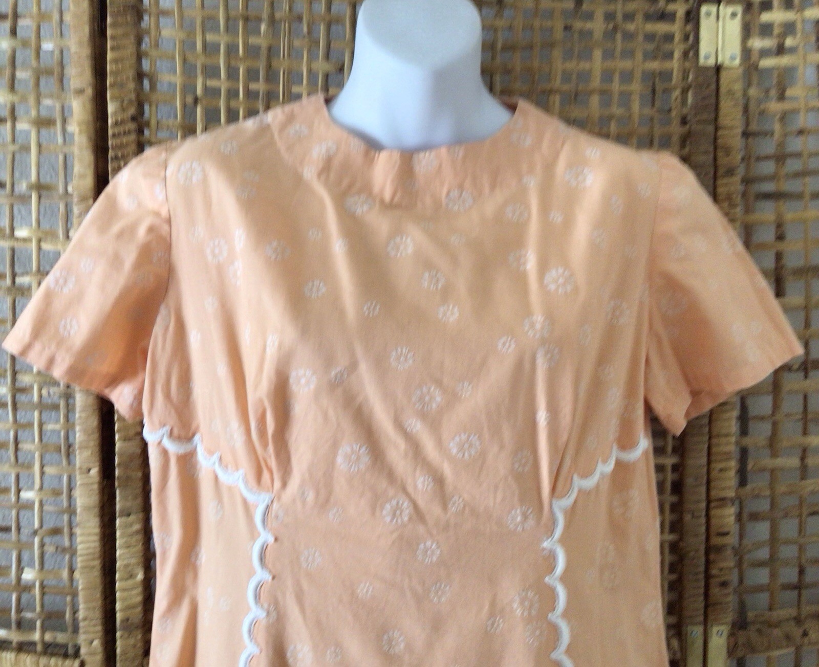 Vtg 70’s Peach Daisy Flocked Cotton Fabric Shift Dress Scalloped Detail Sz 8