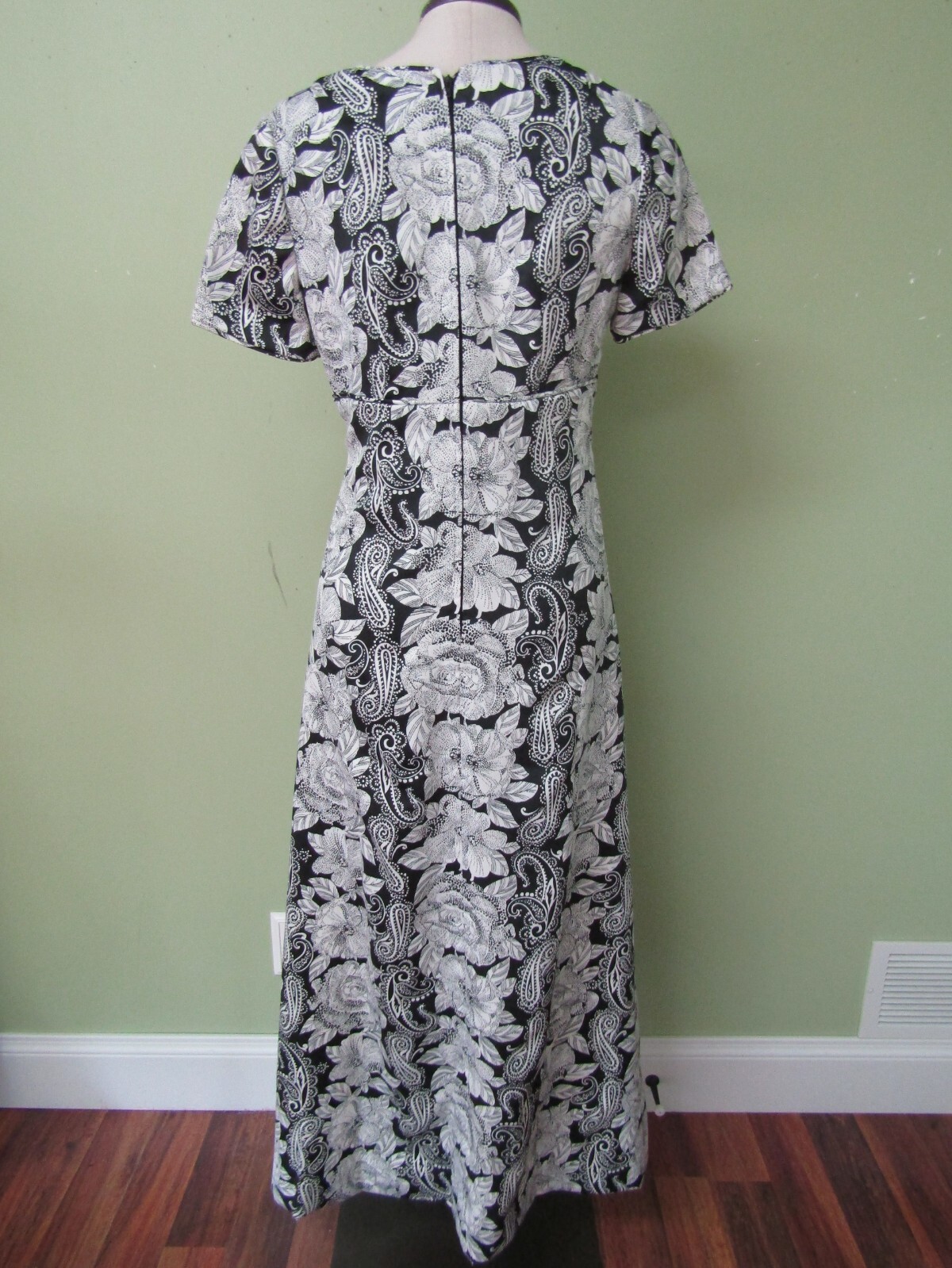 VINTAGE 1970’S BLACK & WHITE ROSE PRINT MAXE DRESS / 38″ BUST MEASURE
