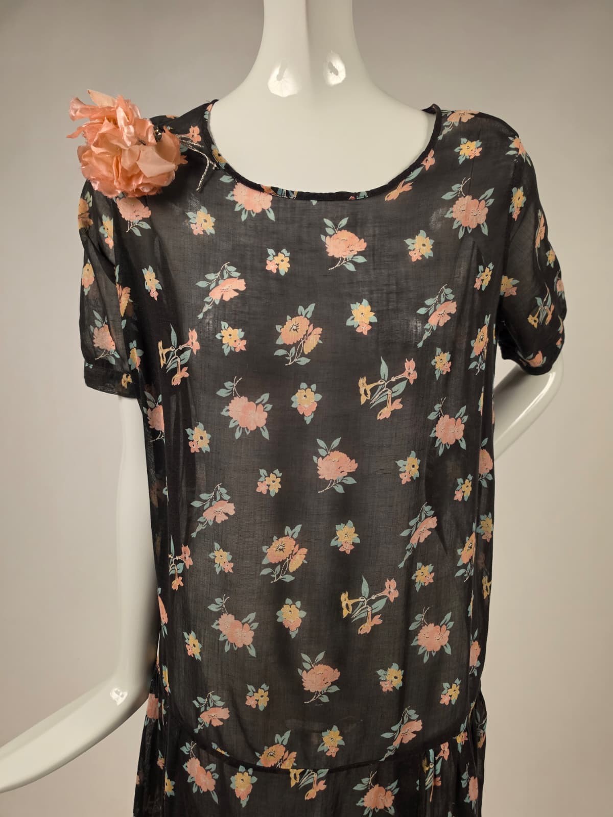 1920’S FLORAL PRINT BLACK MUSLIN DRESS W FLORAL BROOCH