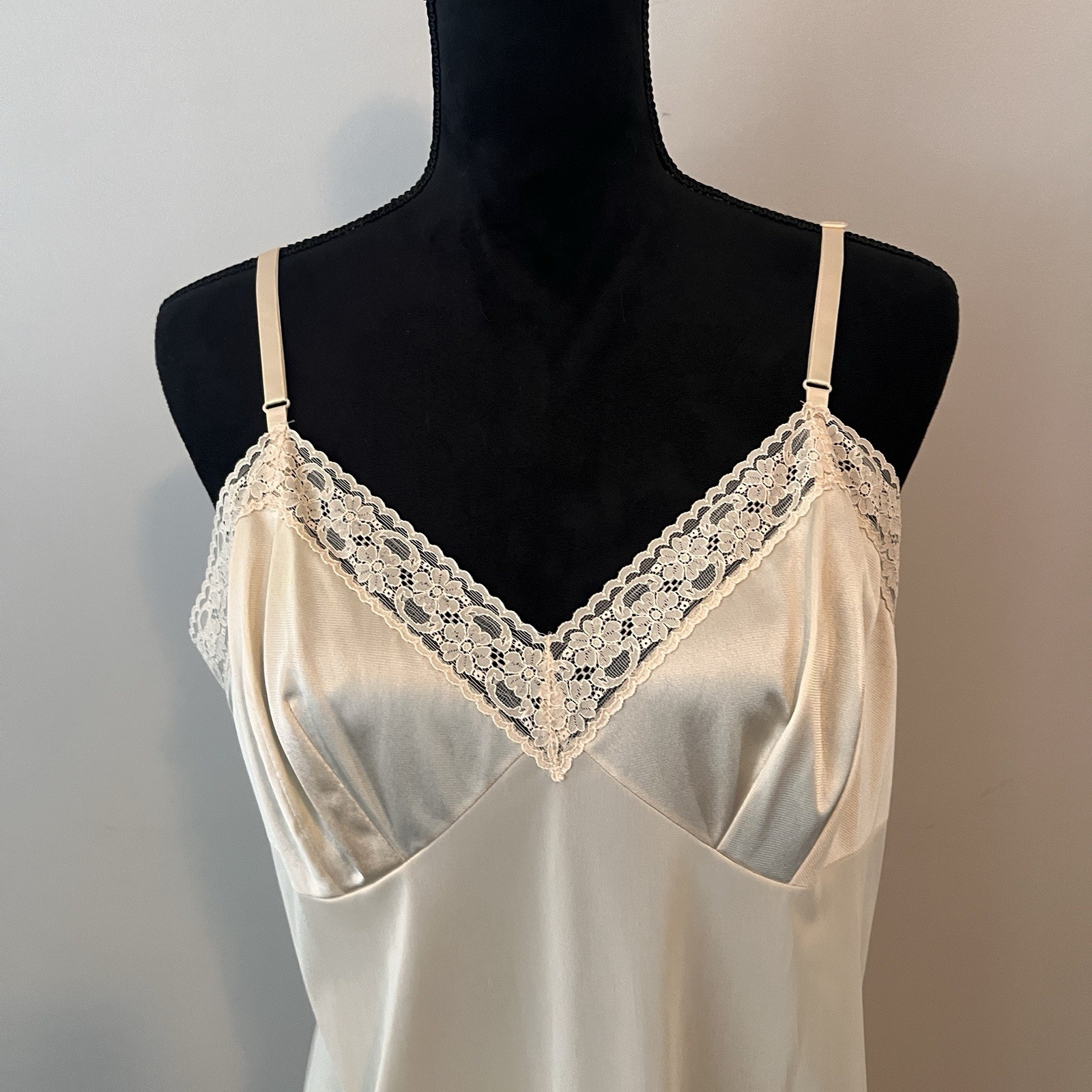 Vintage Vanity Fair Full Slip Nude Antron III Nylon Lace Sz 40TT