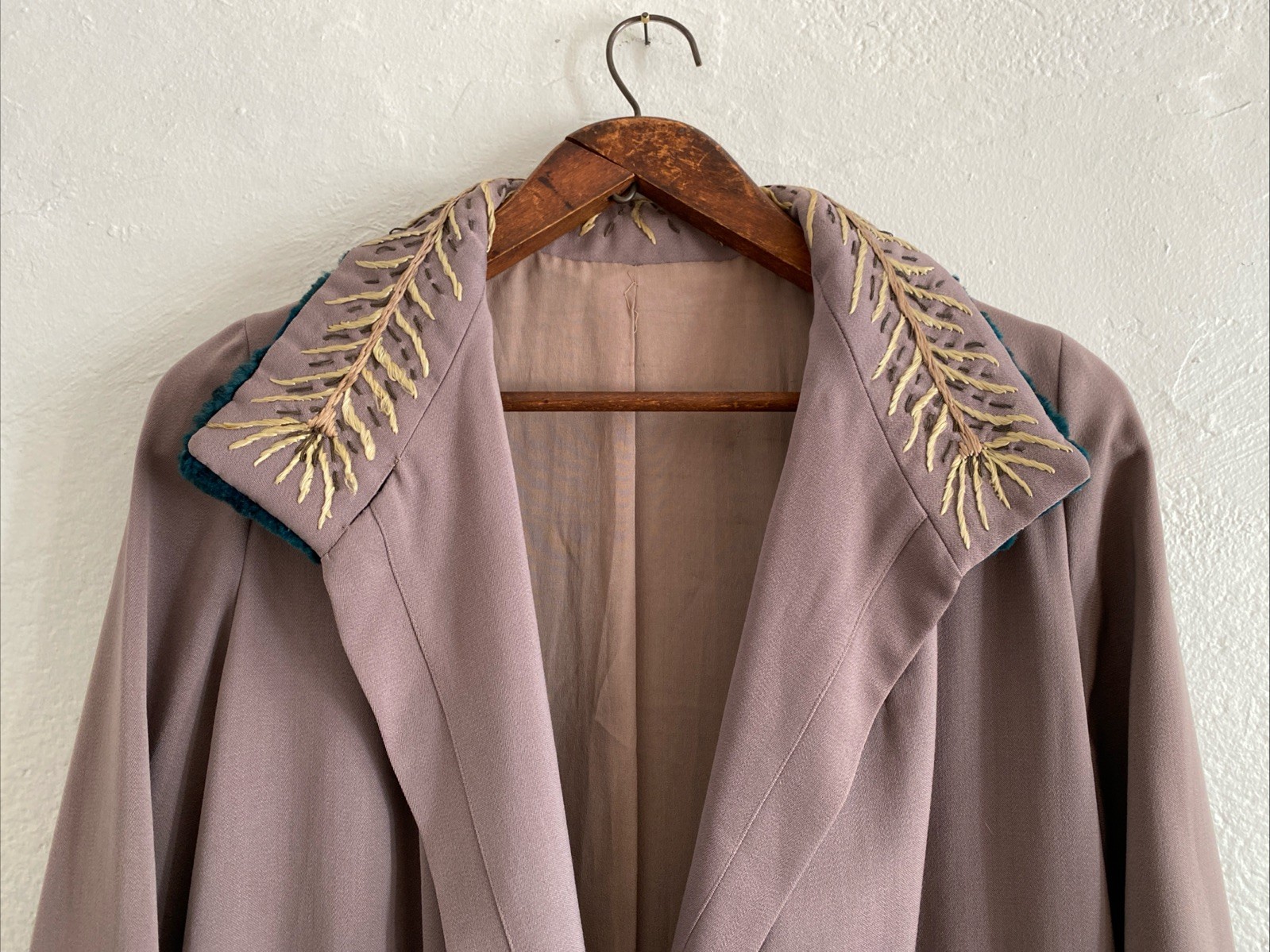 Vintage 20s Silver Plumb Peacock Lamé Embroidered Fur Collar Silk Lined Coat M