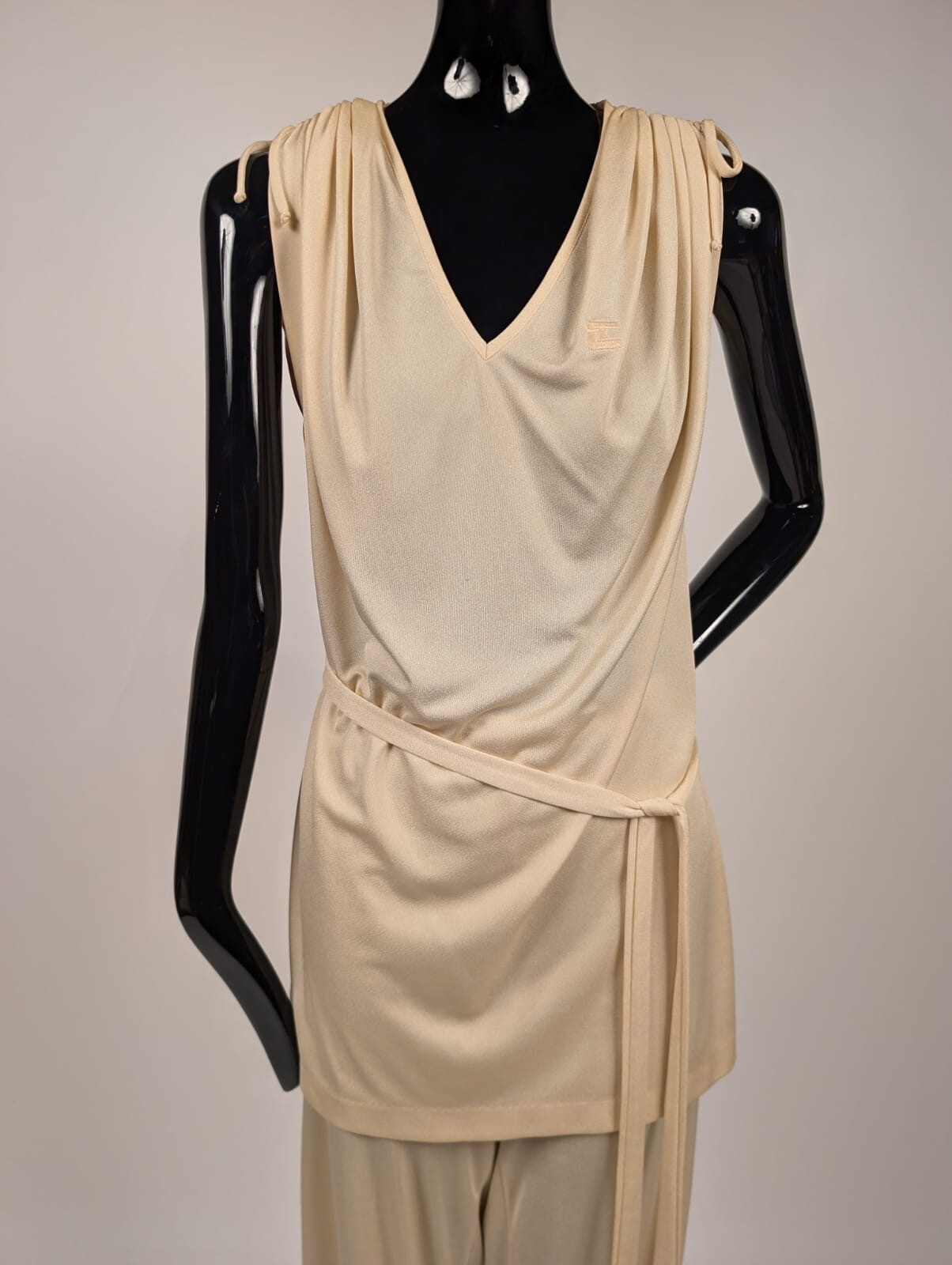 VINTAGE DESIGNER TED LAPIDUS IVORY 2 PC LOUNGING SUIT W BOWS + BELT
