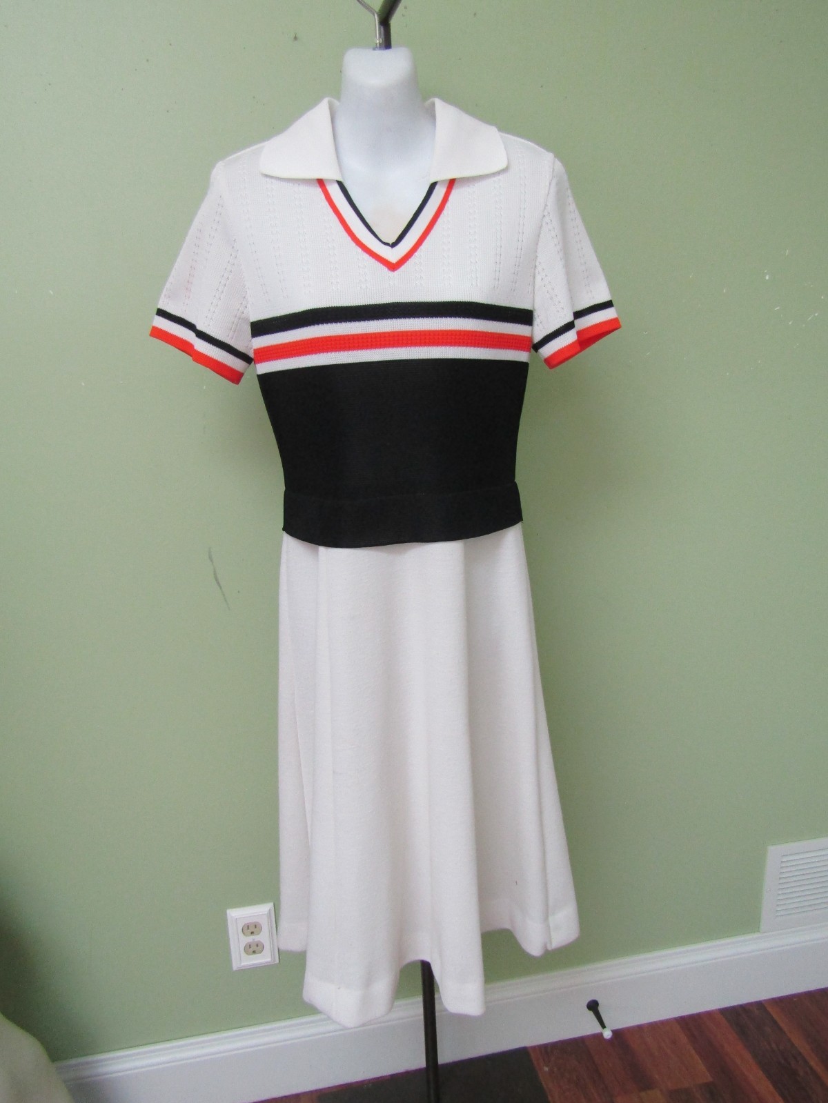 VINTAGE WHITE, BLACK, & ORANGE POLYESTER DRESS / JONATHAN LOGAN / 34″ BUST