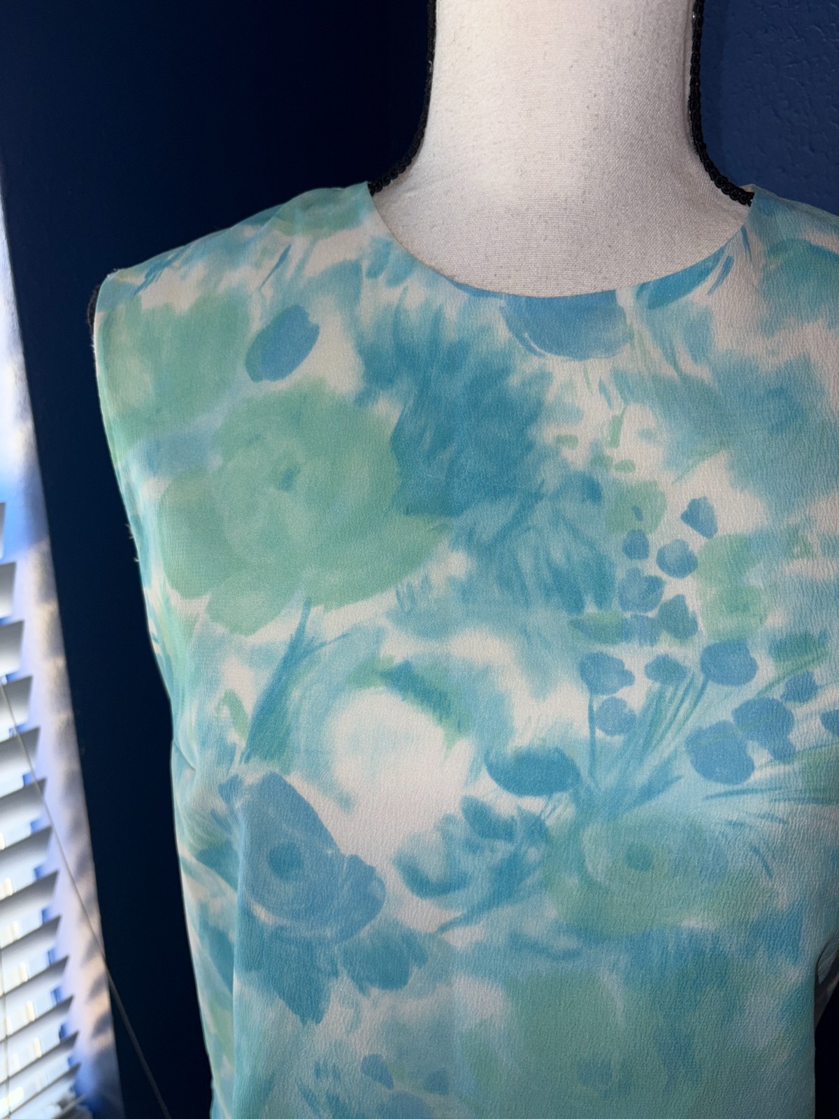 “A Splash of Retro Elegance” – Vintage 1960s Blue & Green Watercolor Shift Dress
