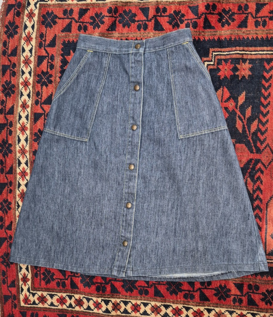 Vintage 70s Denim Pocket A-line Knee Length Snap Front Skirt – Waist 25 inches