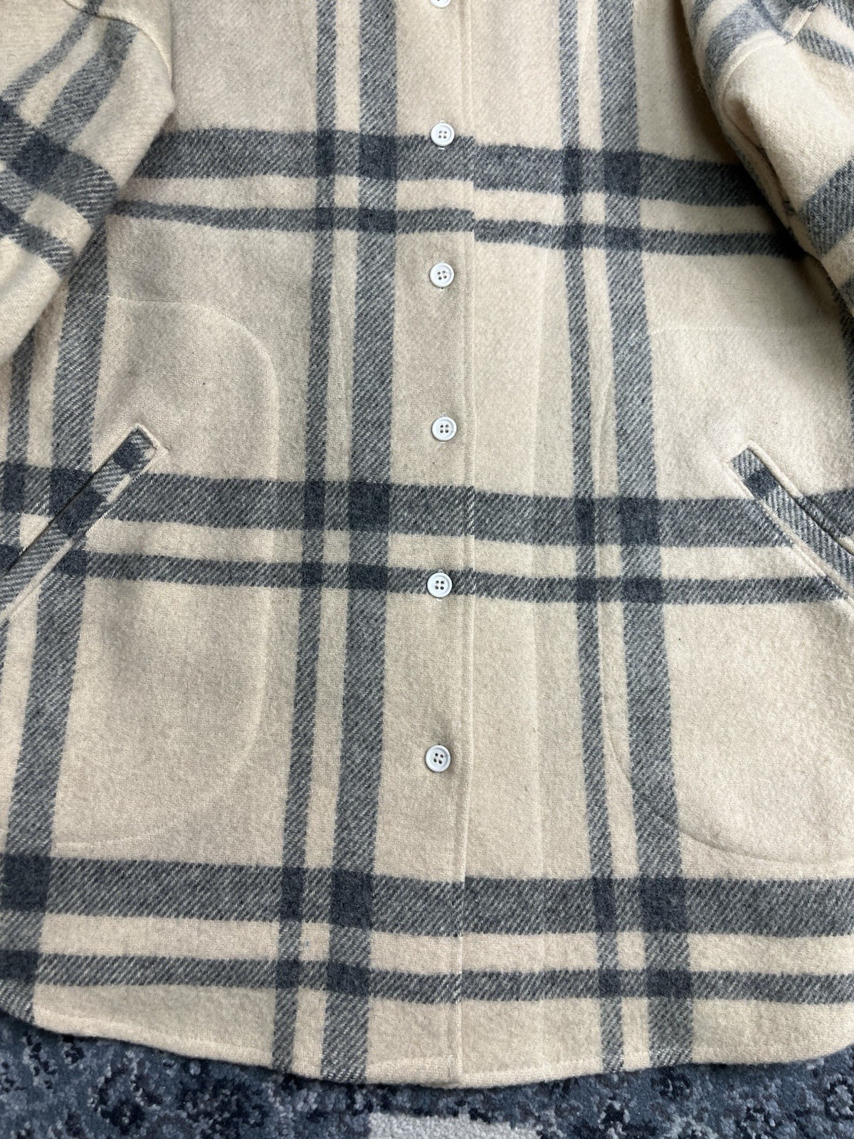 Vintage 1960s Womens’ WoolRich Flannel Shirt Size Large Made In USA beige