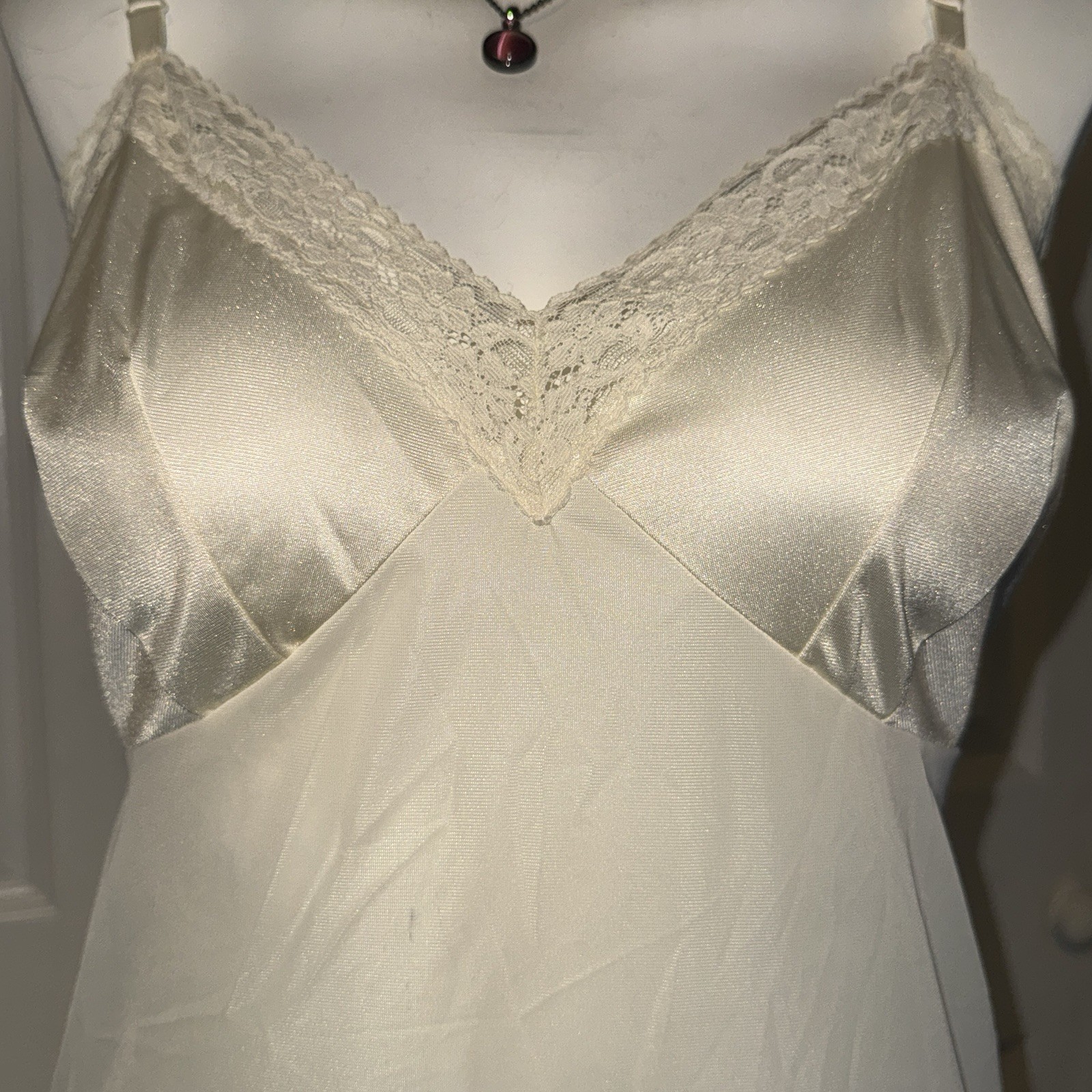 Vanity Fair Beige Vintage Slip Silky Nylon Lacy Women’s Sz 40 Fairy Glamorous