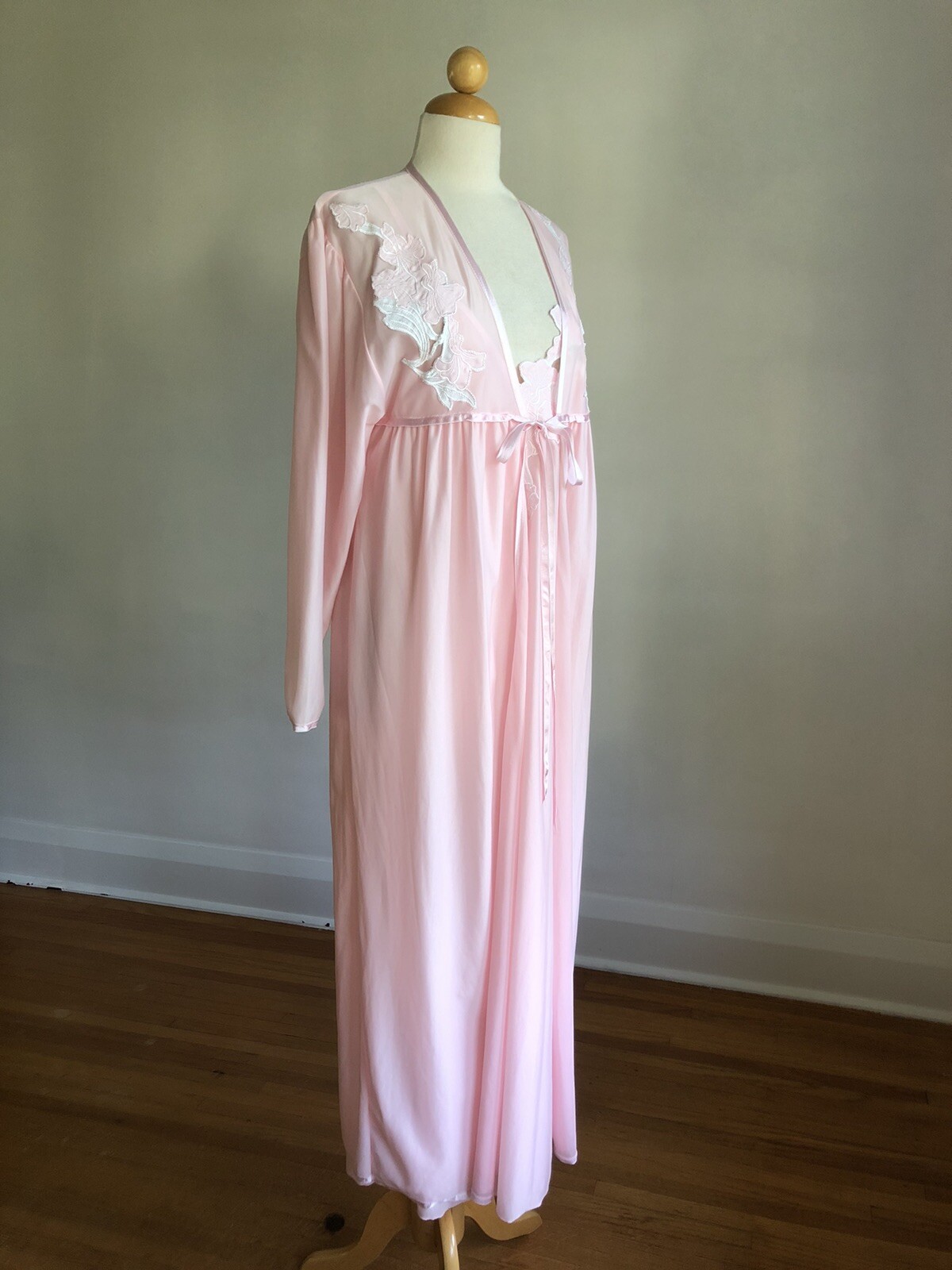GORGEOUS VTG Made in Yugoslavia Pink White Floral Applique Nightgown Peignoir M