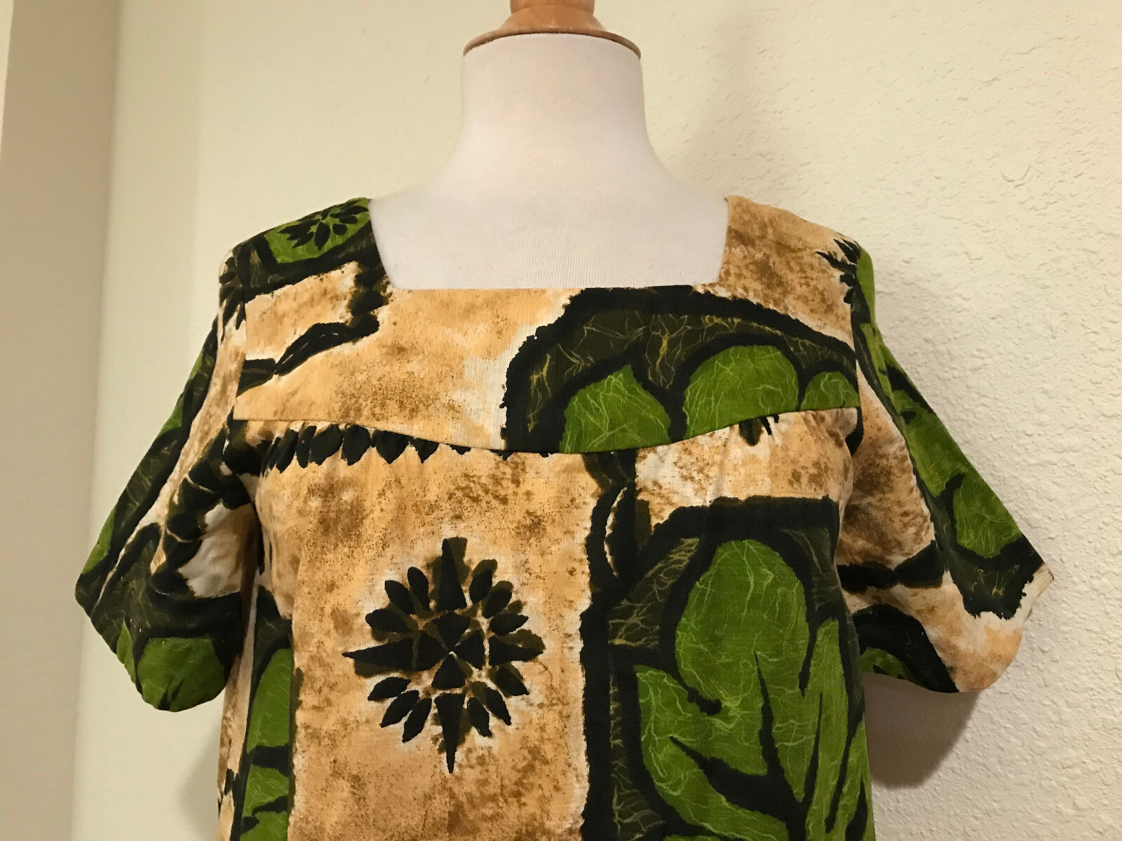 VTG 60S Bark Cloth Hawaiian Maxi Mu Mu Brns Tans Blk N Grns Bust 40″ Hip 50″