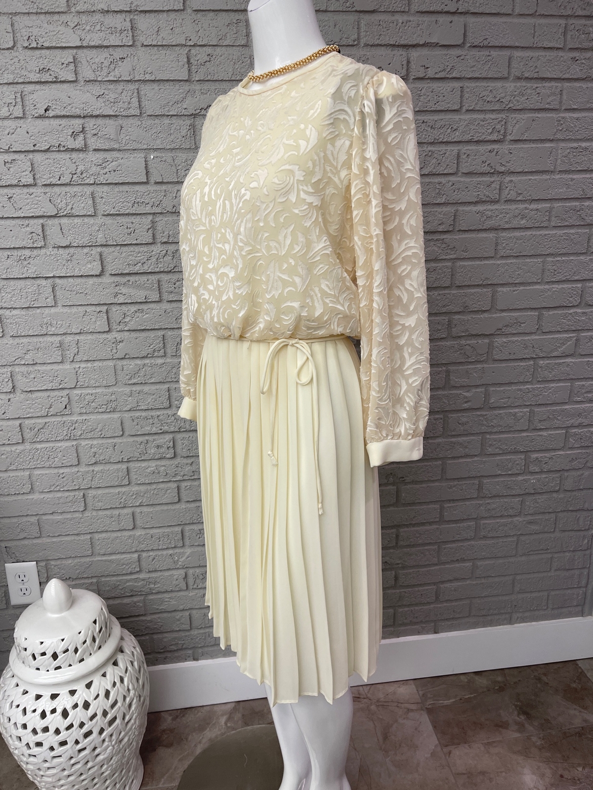 Mavinette Cream Vintage Long Sleeve Lace / Accordion Pleat Dress Size 8