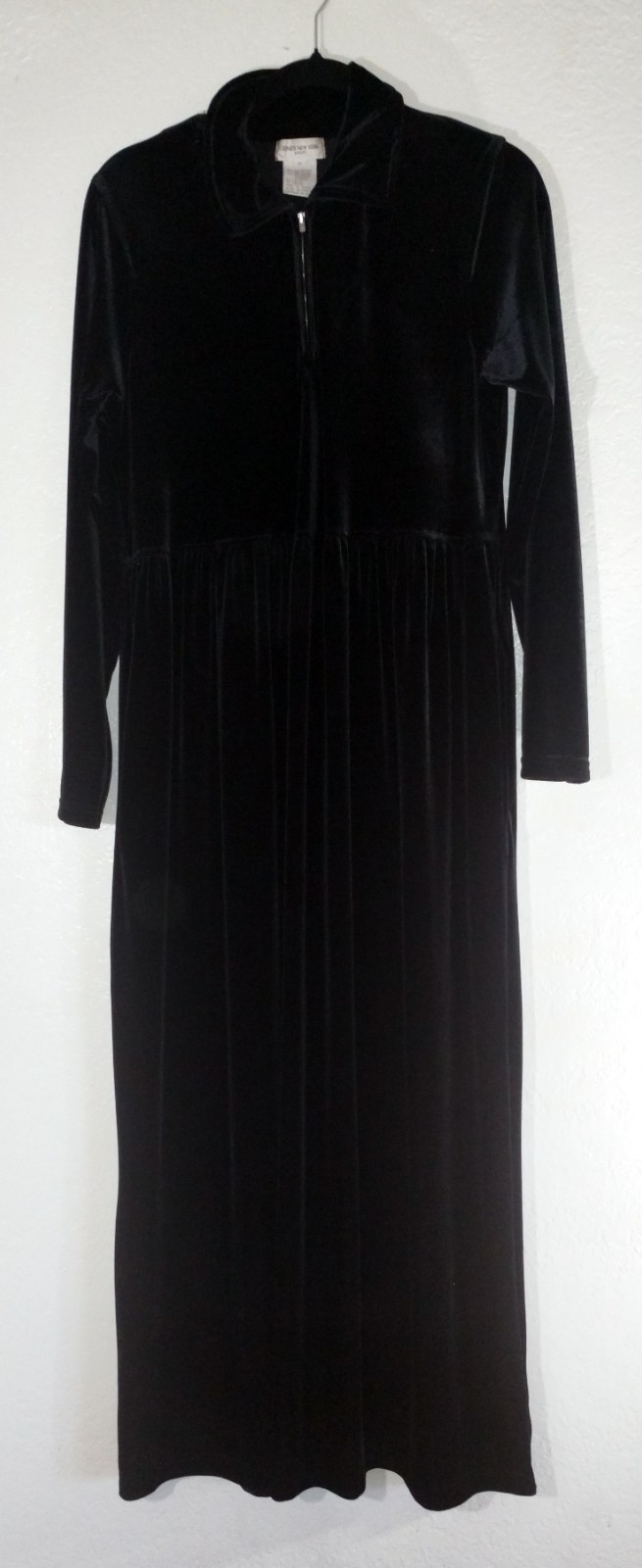 Vintage Womans SM long sleeve long black velvet dress robe Jones New York sport