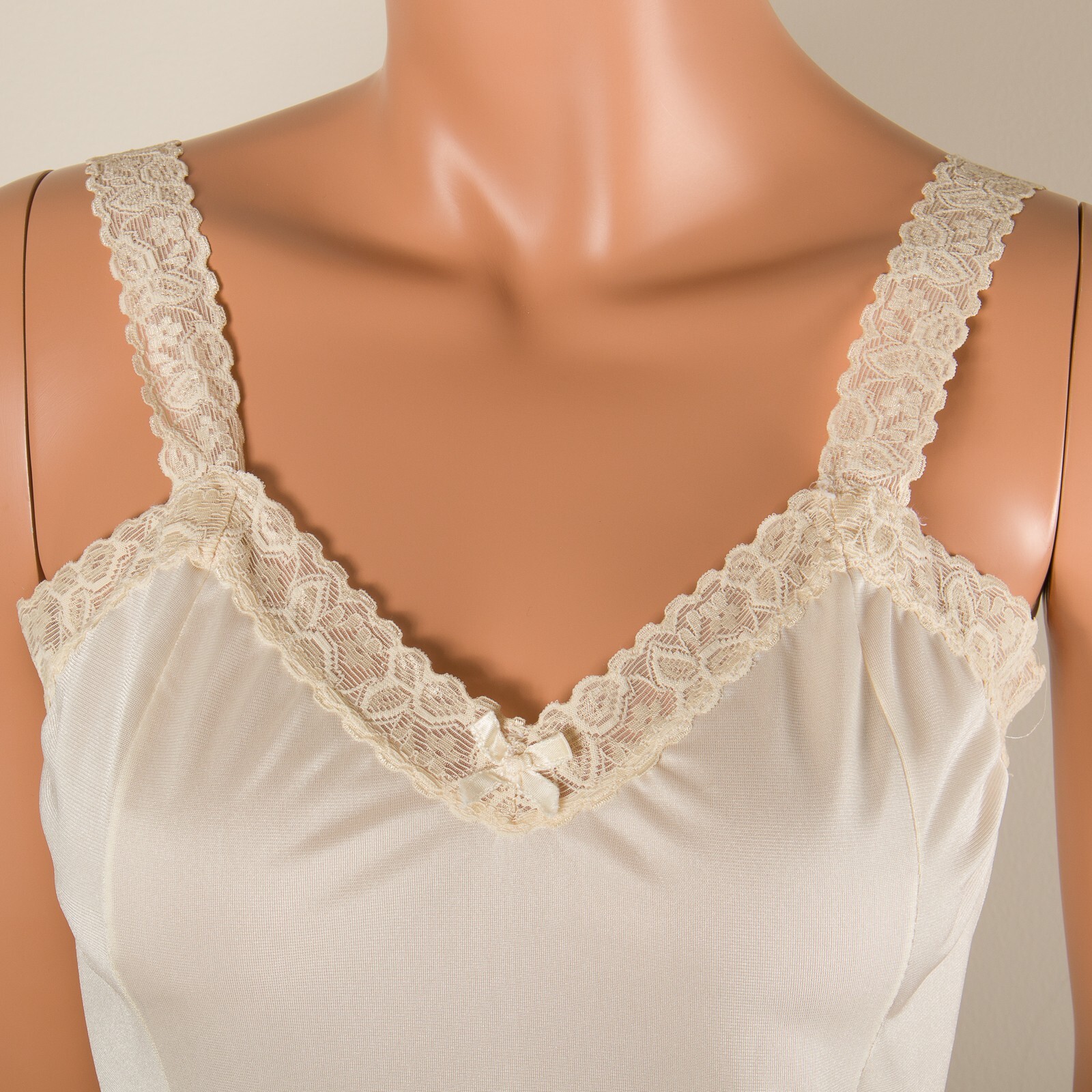 💖 BARI Vintage Size S Ivory Silky Nylon Cami Tank Top Elastic Lace Strap Trim