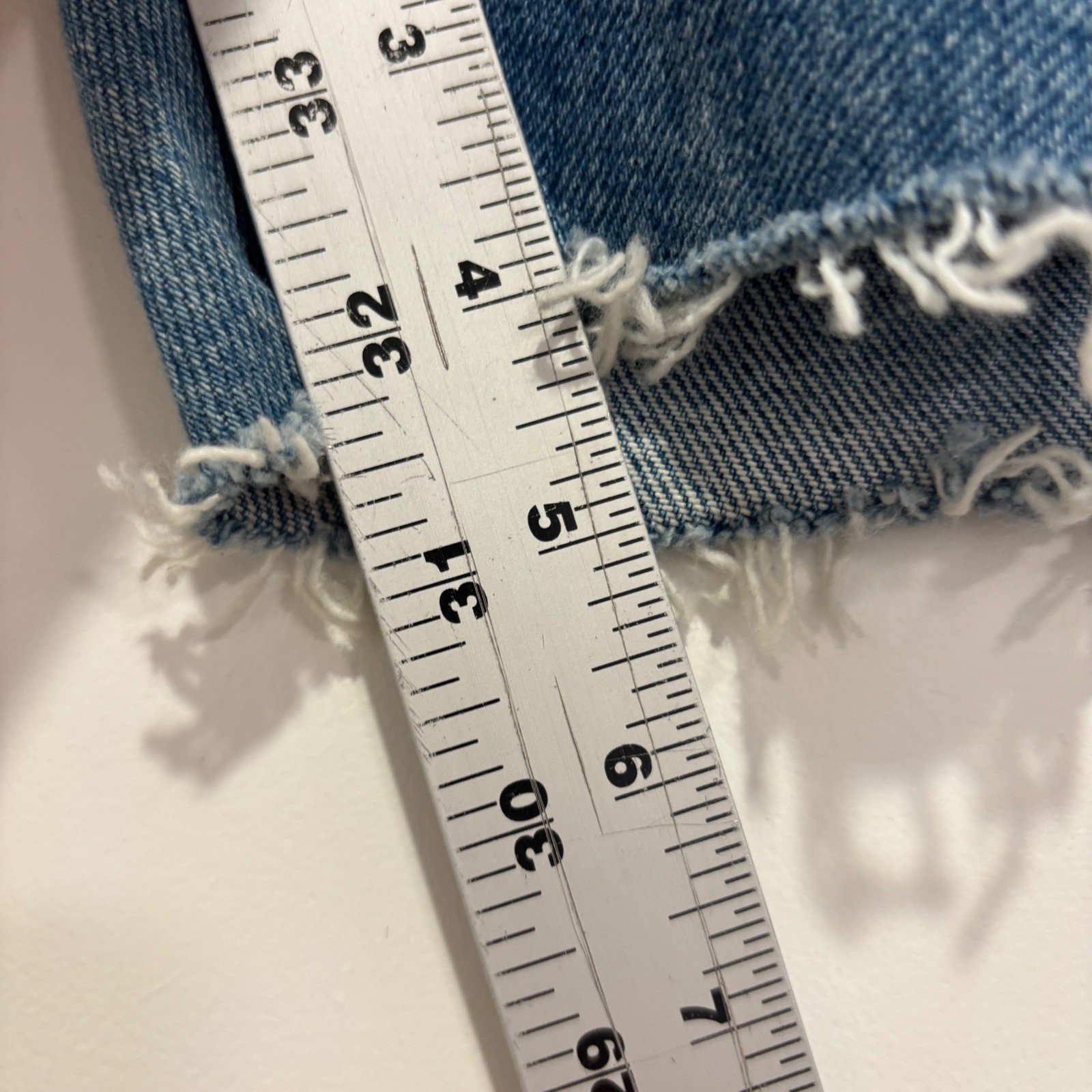 Vintage Chic High Waisted Denim Cut Off Shorts Medium Wash Frayed Hem 3297