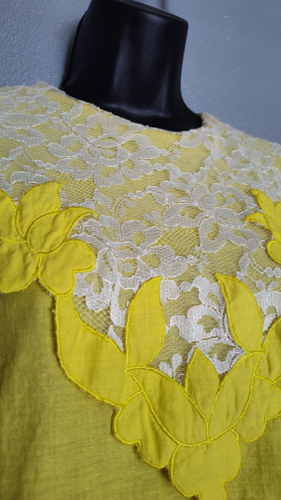 Beautiful Woman’s Vintage Size 10 Josephine Yellow Lace Short Sleeve Top