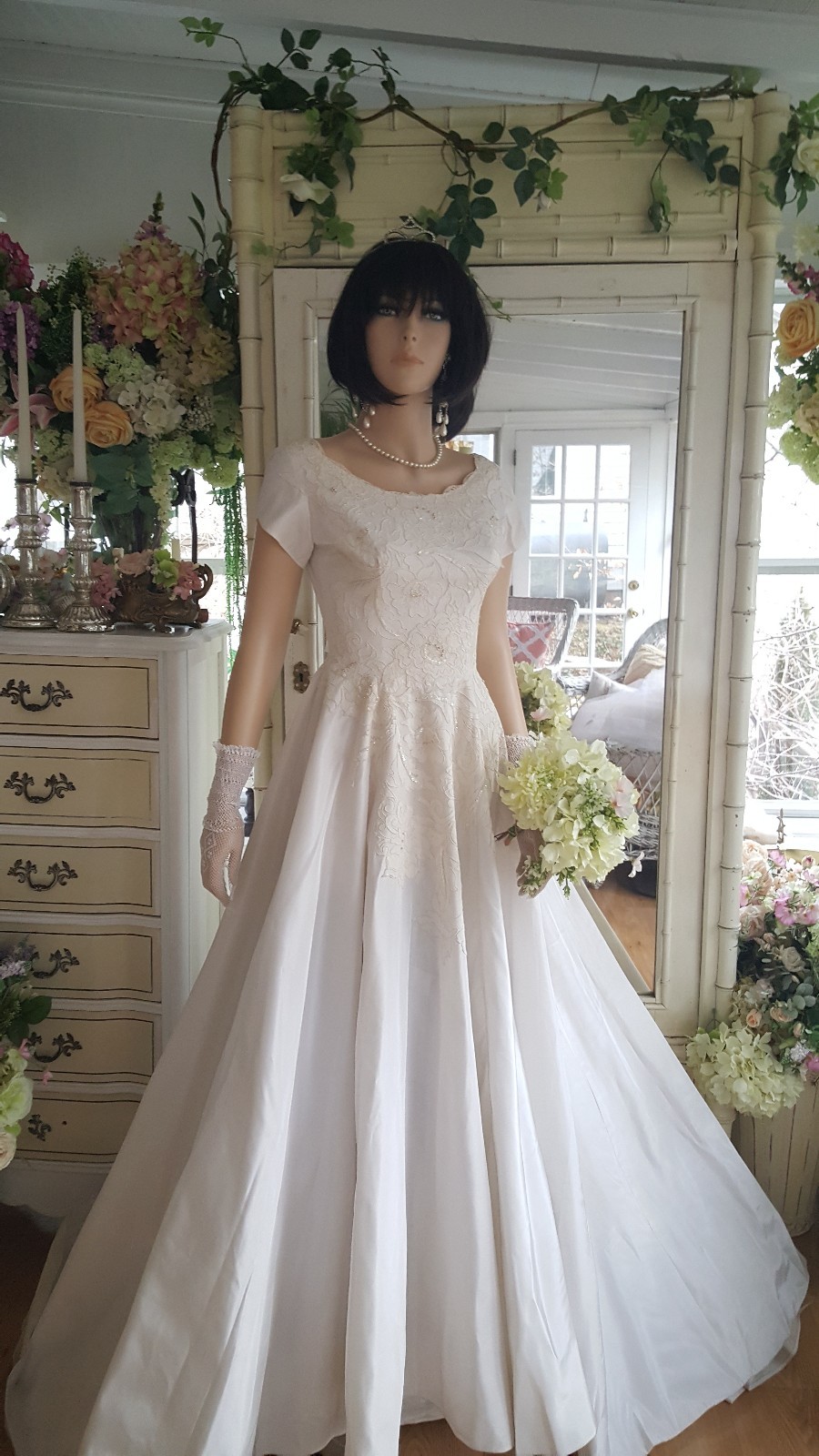 VTG1950s Princess Style Wedding Gown cap sleeve sequin lace and pearl bodice 4/6
