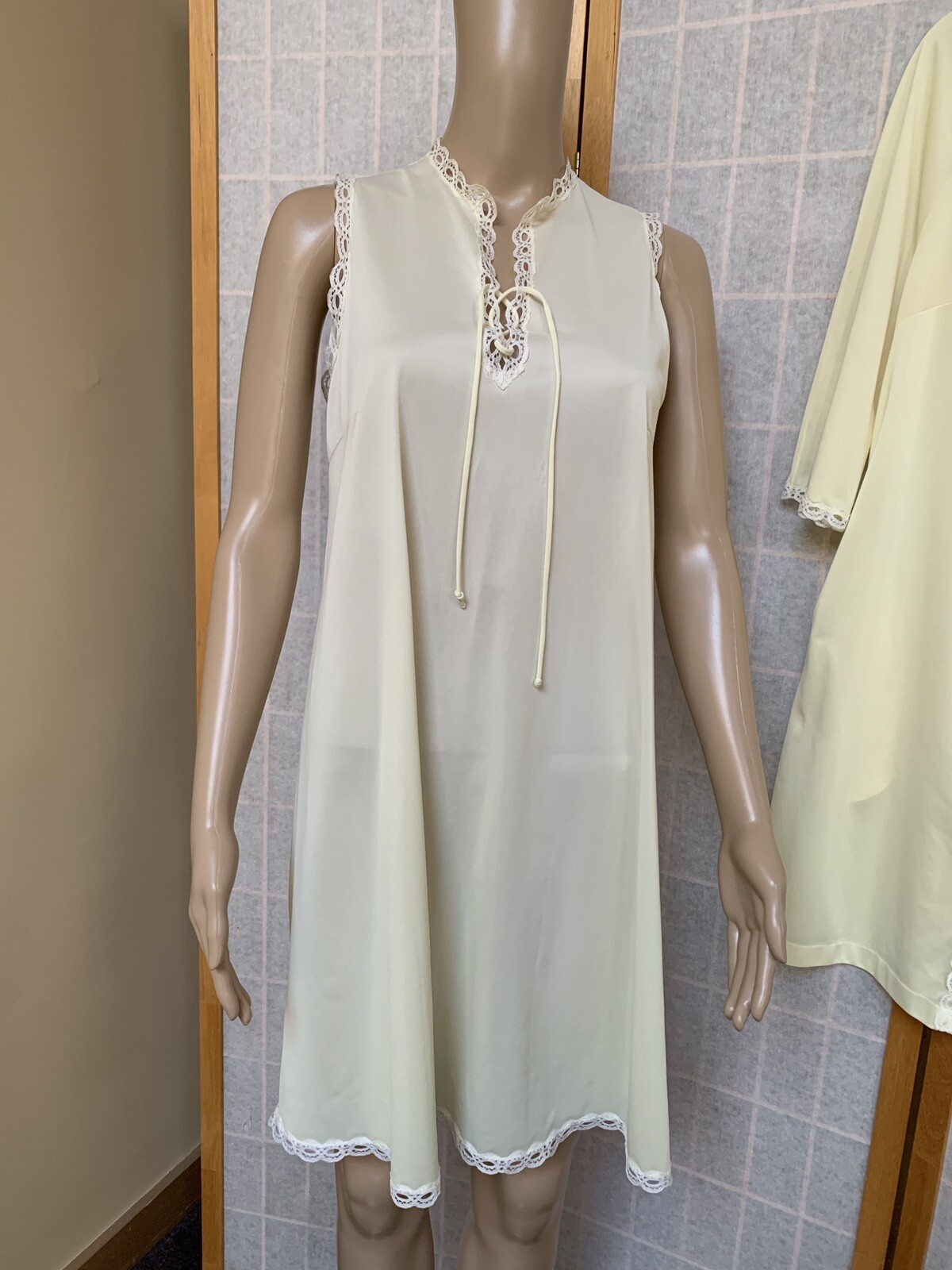 VINTAGE VANITY FAIR PALE YELLOW NYLON NIGHTGOWN & ROBE SET–SIZE XSMALL