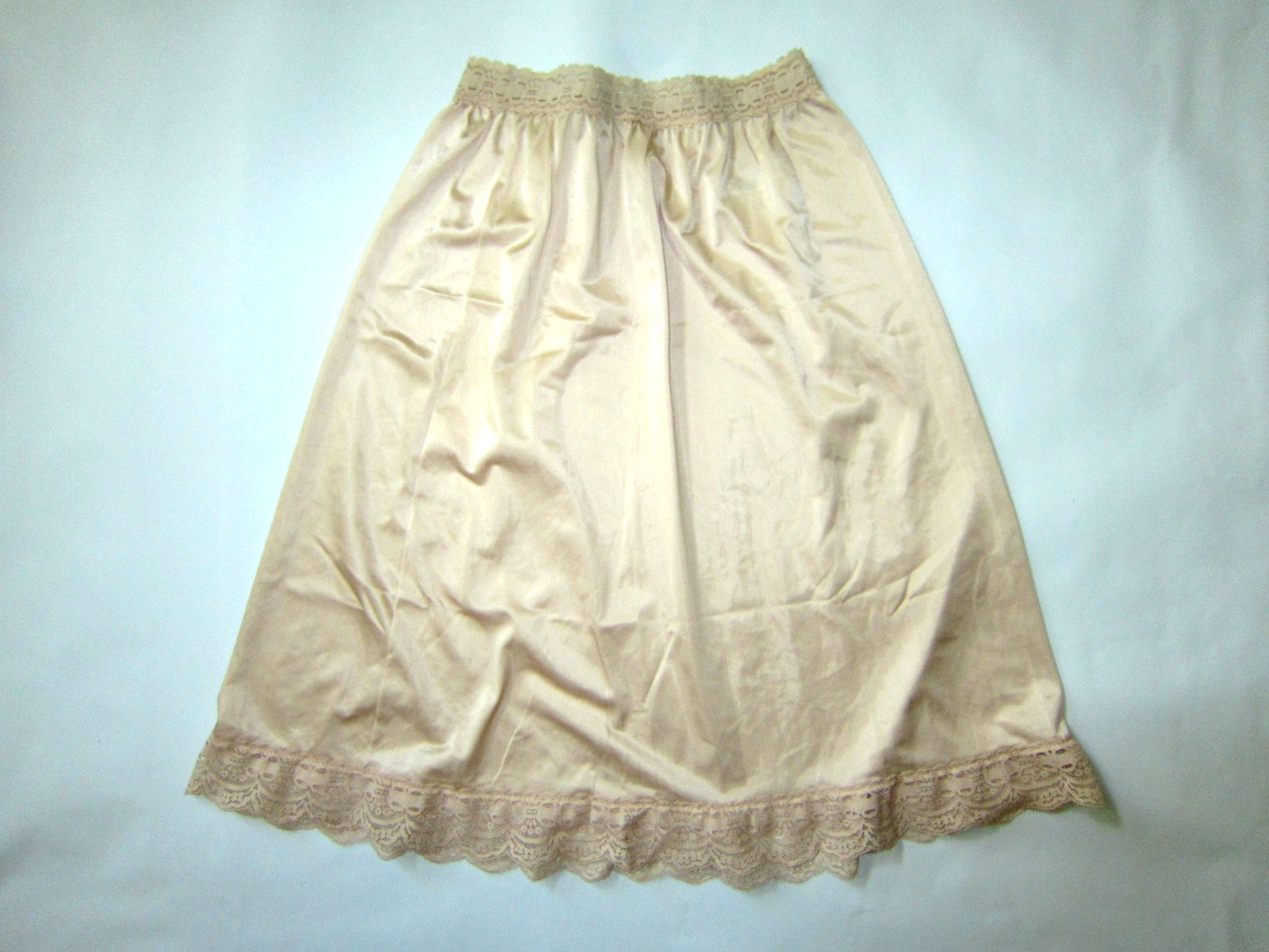 Vintage OLGA SECRET HUG SATIN NYLON WIDE SCALLOPED Floral Lace Silky Half Slip L