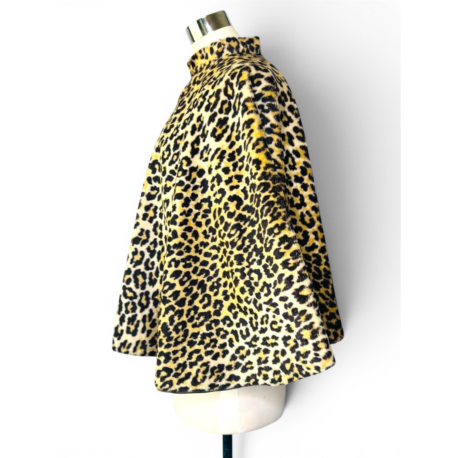 Vintage 1960s Leopard Animal Print Print Statement Cape