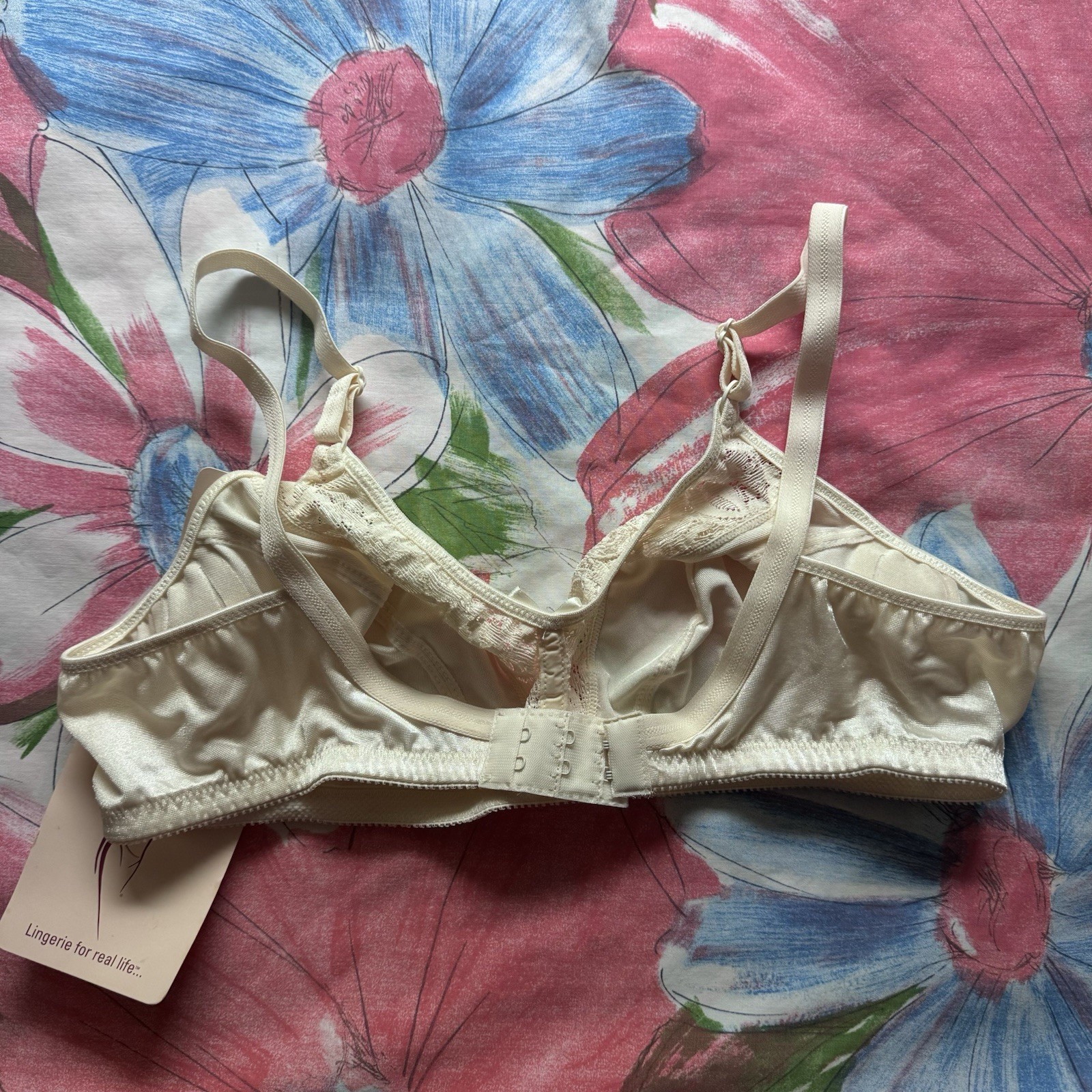 Vintage 1990s Deadstock Playtex Secrets 38B Bra – Lace Almond