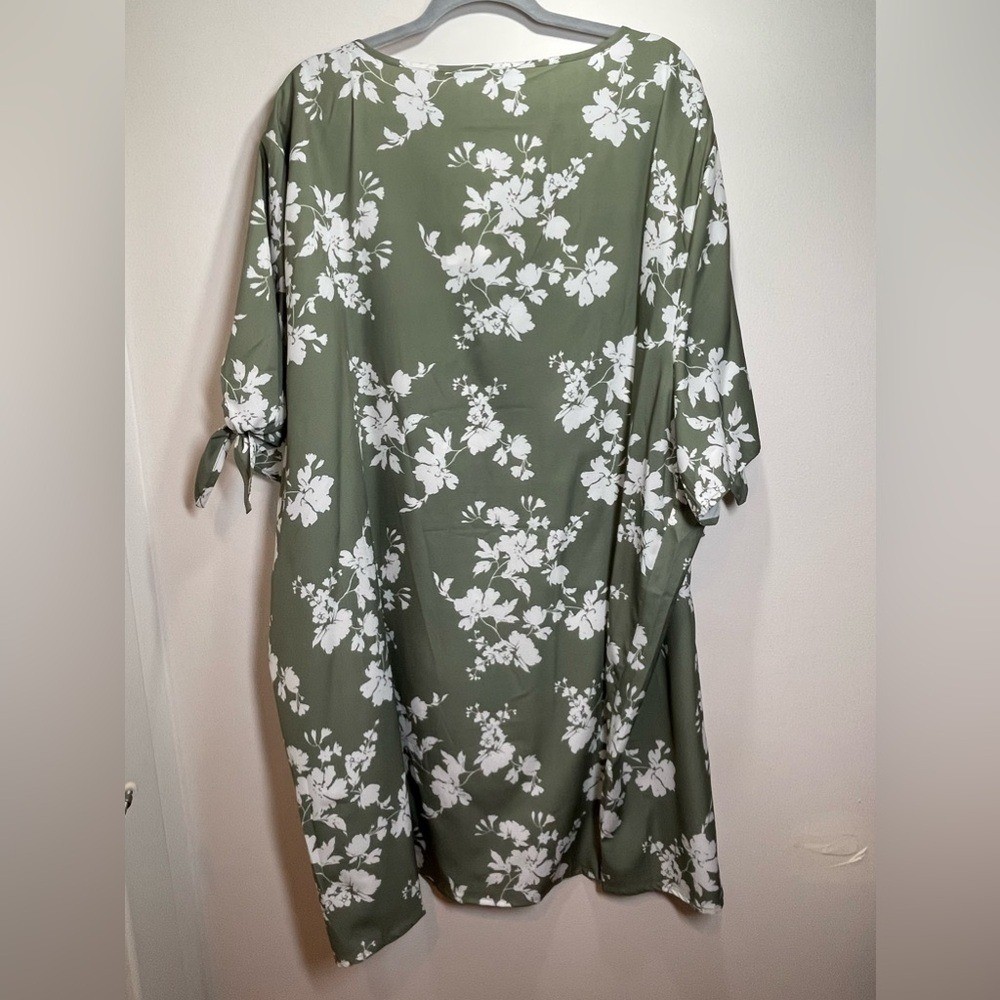 NWT BloomChic Floral Print Short Sleeve VNeck Midi Dress Size 30