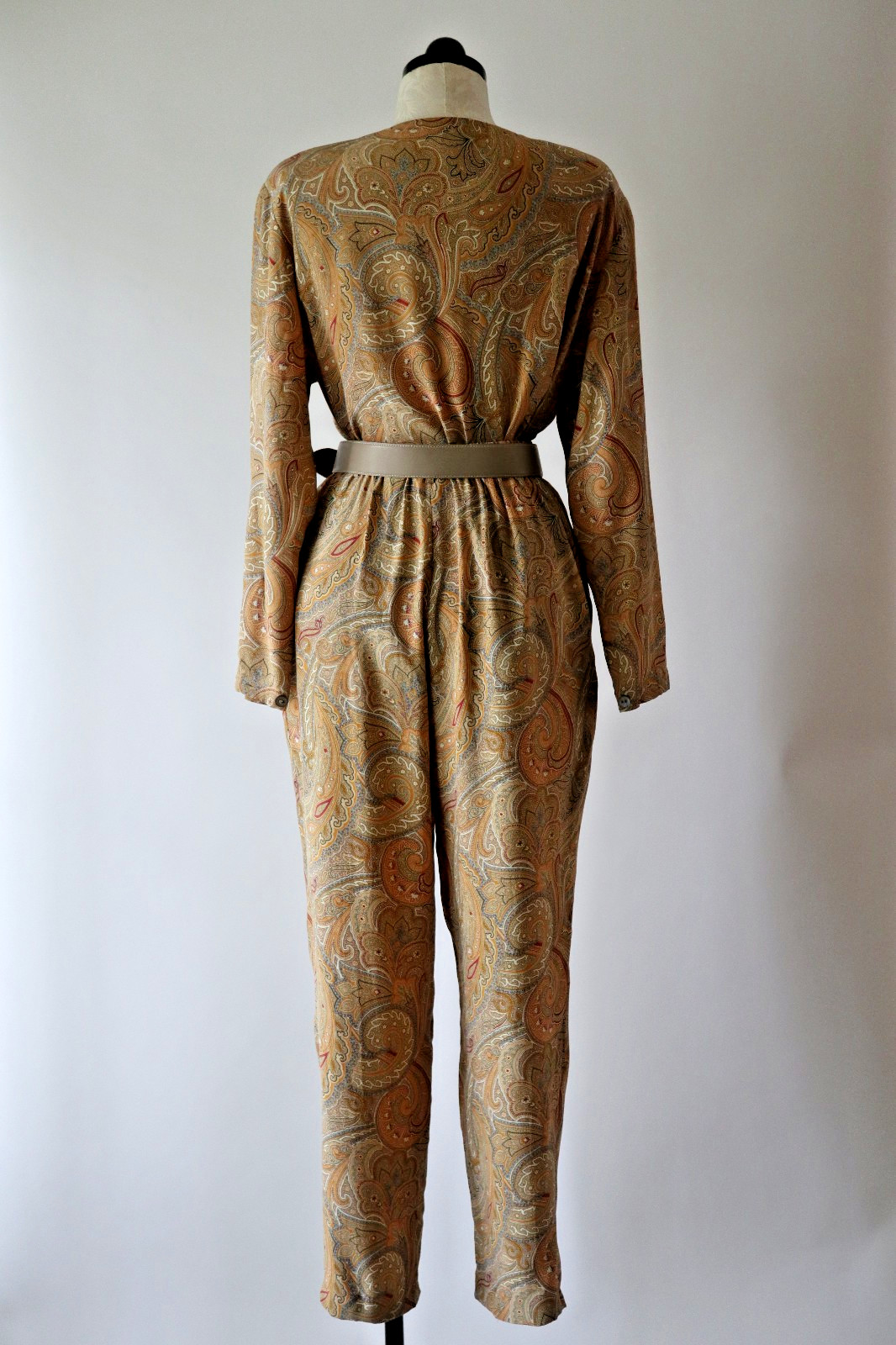 1990s Vintage Tan Beige Paisley Silk Minimalist Top Pants Two Piece Set Suit S M