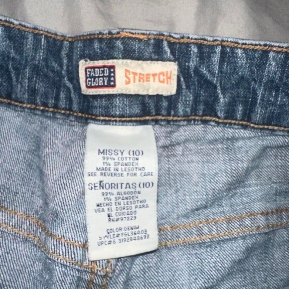 Vintage Y2K Faded Glory capri jeans in size 10. Cotton & spandex blend