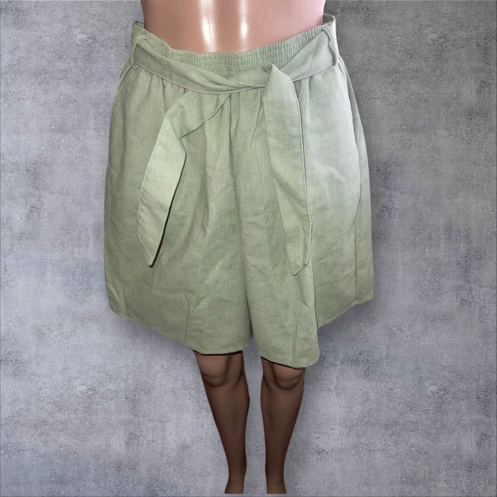 Ann Hill Petites Belted Shorts Women’s Medium Pleated Sage Green Vintage 1990s