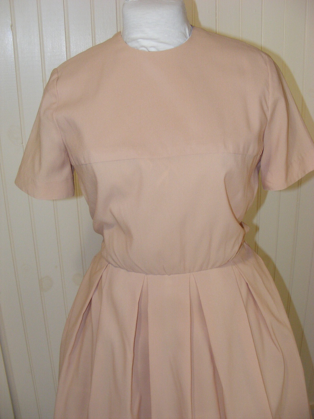 60S DRESS BEIGE NYON CREPE PLEATED SKIRT SHORT SLEEVE VINTAGE CLOTHING 38/30/46″