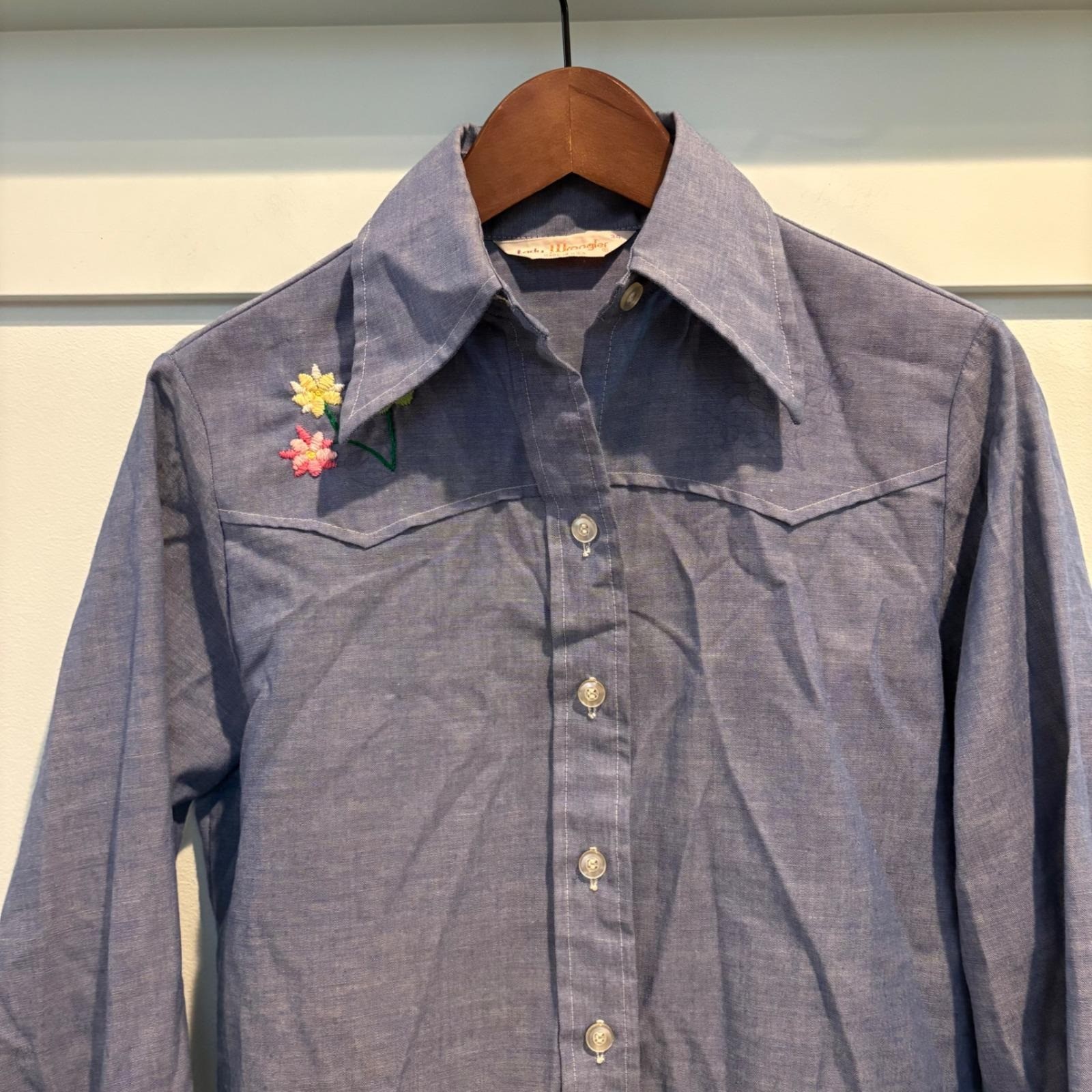 Vtg Lady Wrangler Chambray Shirt Blue Hand Embroider Folk Art Western 70s USA