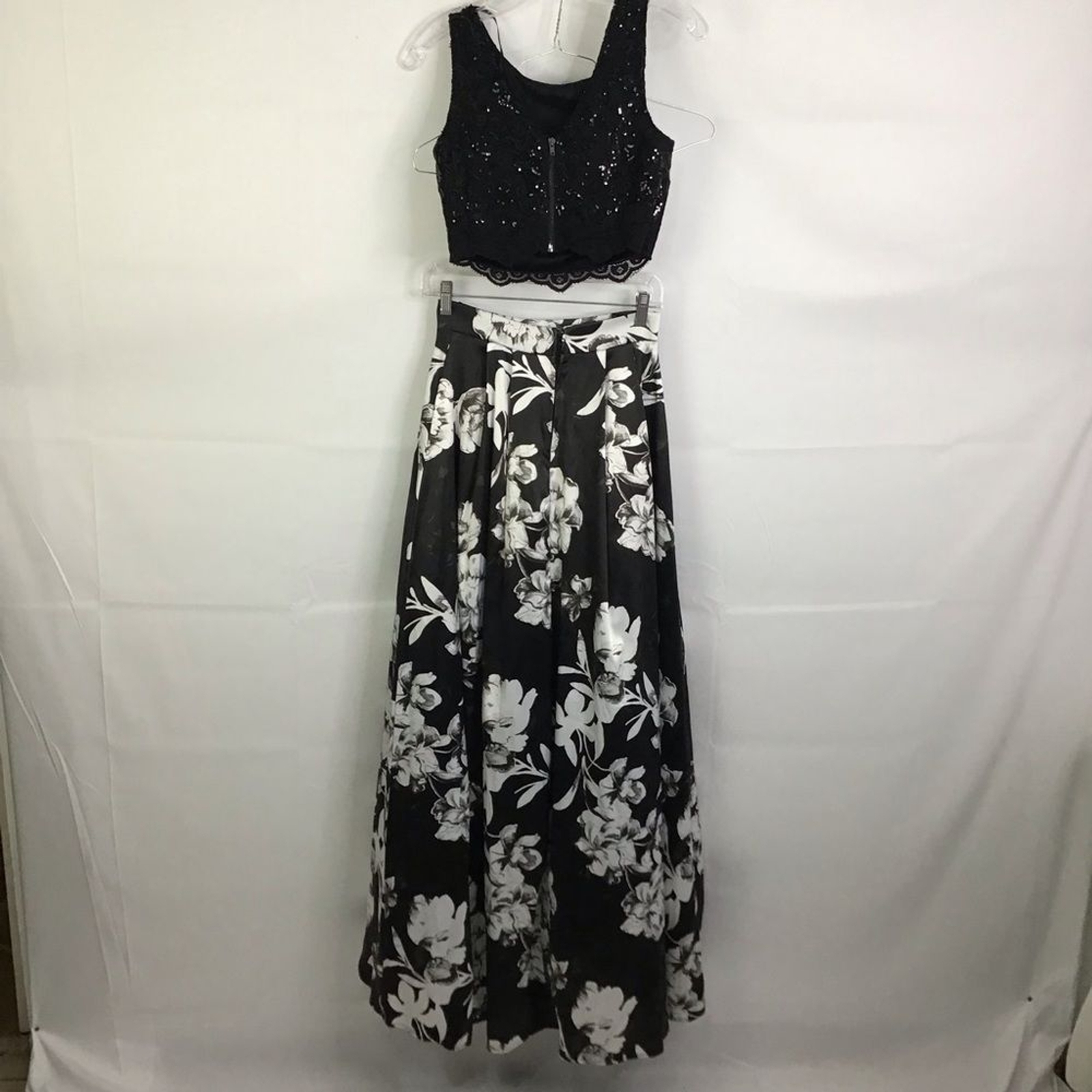 JODI KRISTOPHER WOMEN 2 PIECE BLACK WHITE ROSES TOP & MAXI HIGH LOW SKIRT SIZE 1