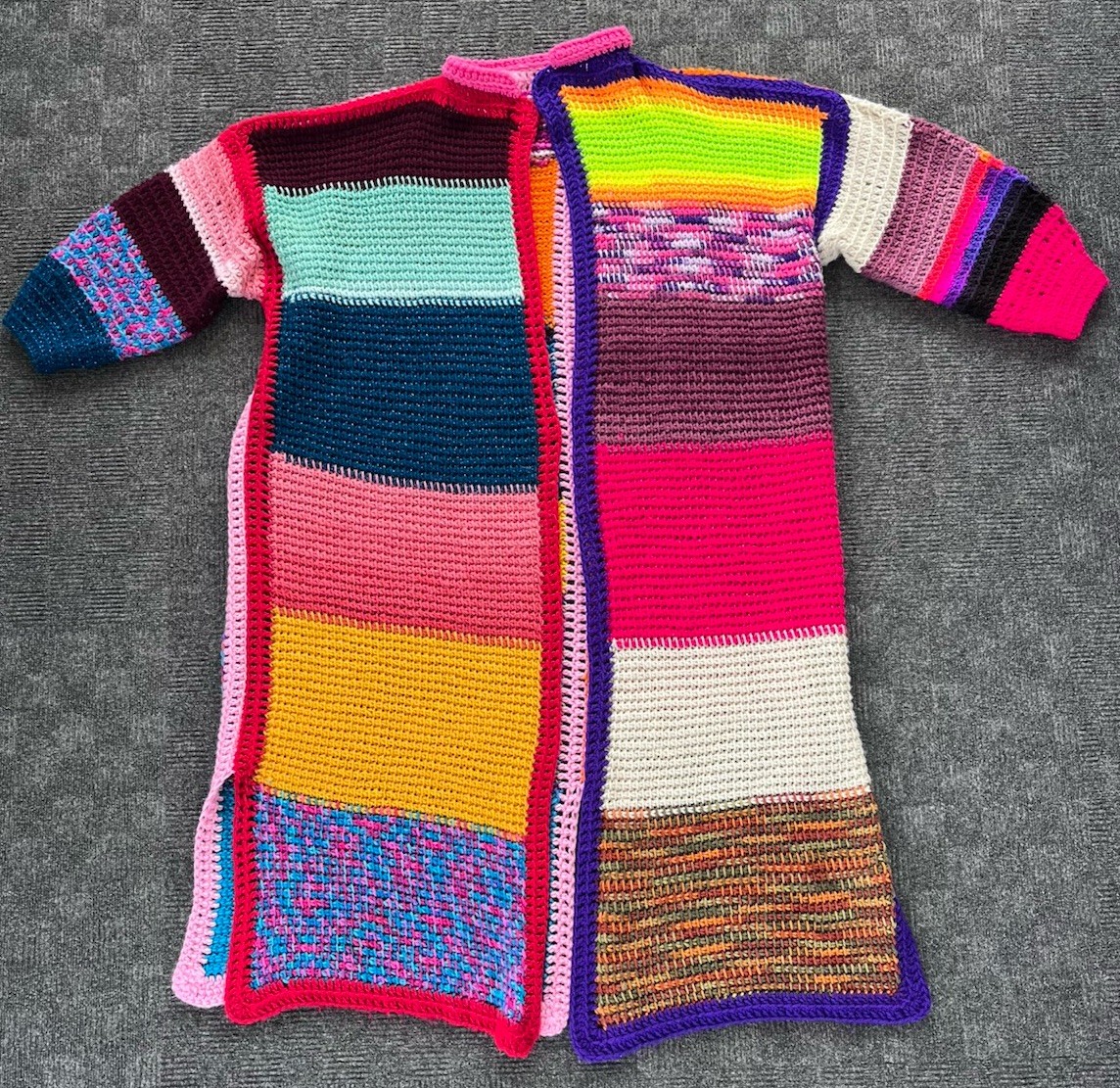 VTG Knitted Lounge-Robe Of Many Colors Loose Weave Granny Square Afghan-Style