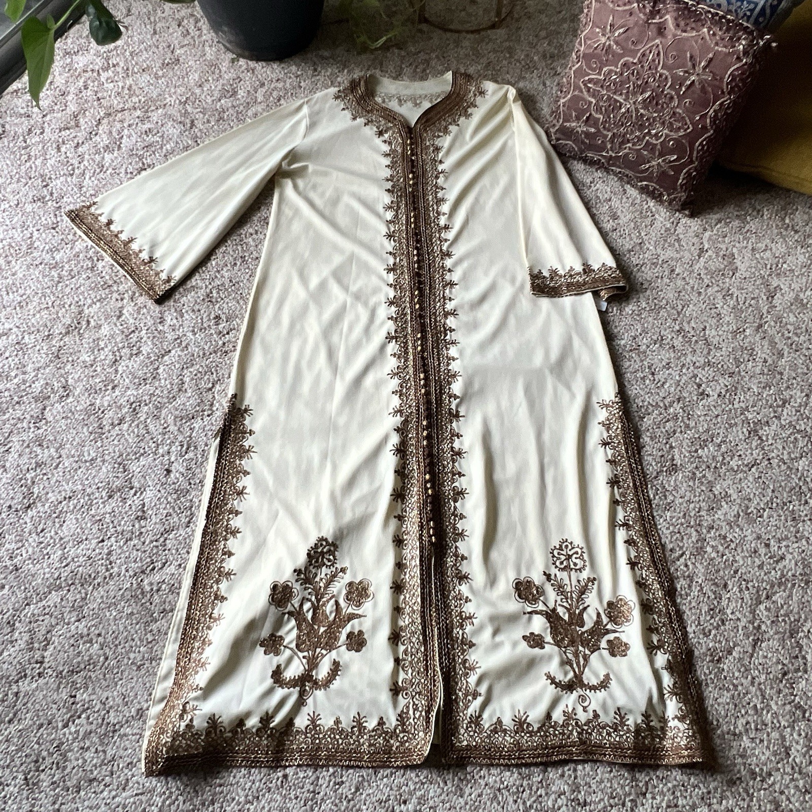 VTG Long Sleeve Kaftan Poly Crepe Button Loops Embroidery Ivory L/XL