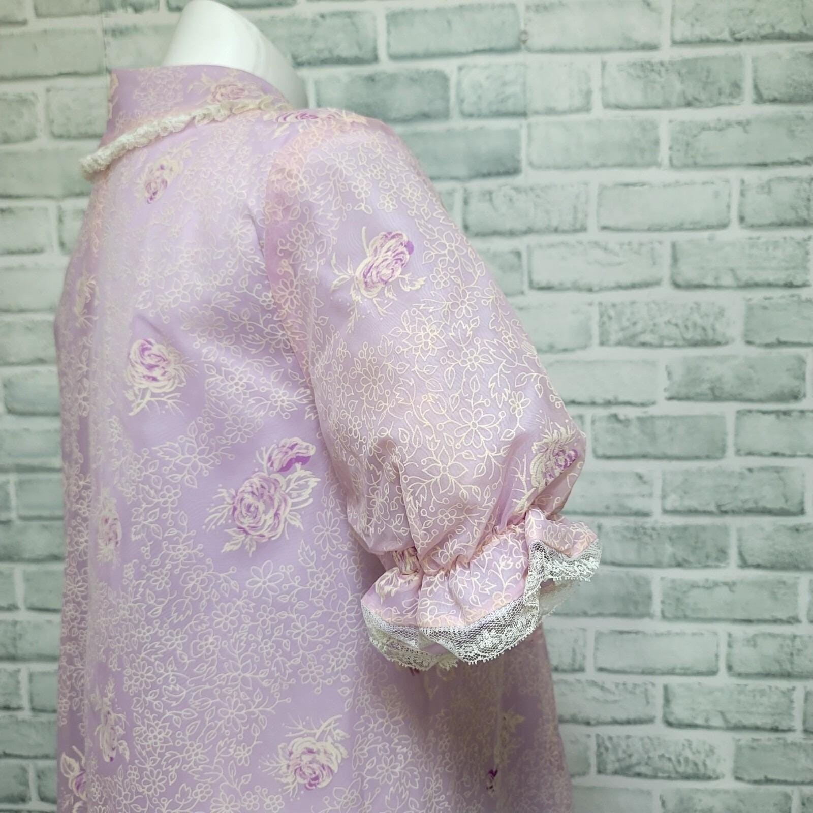 Vintage 1950s Lavender Floral Nylon Robe Lace Trim Button Front Housecoat 18