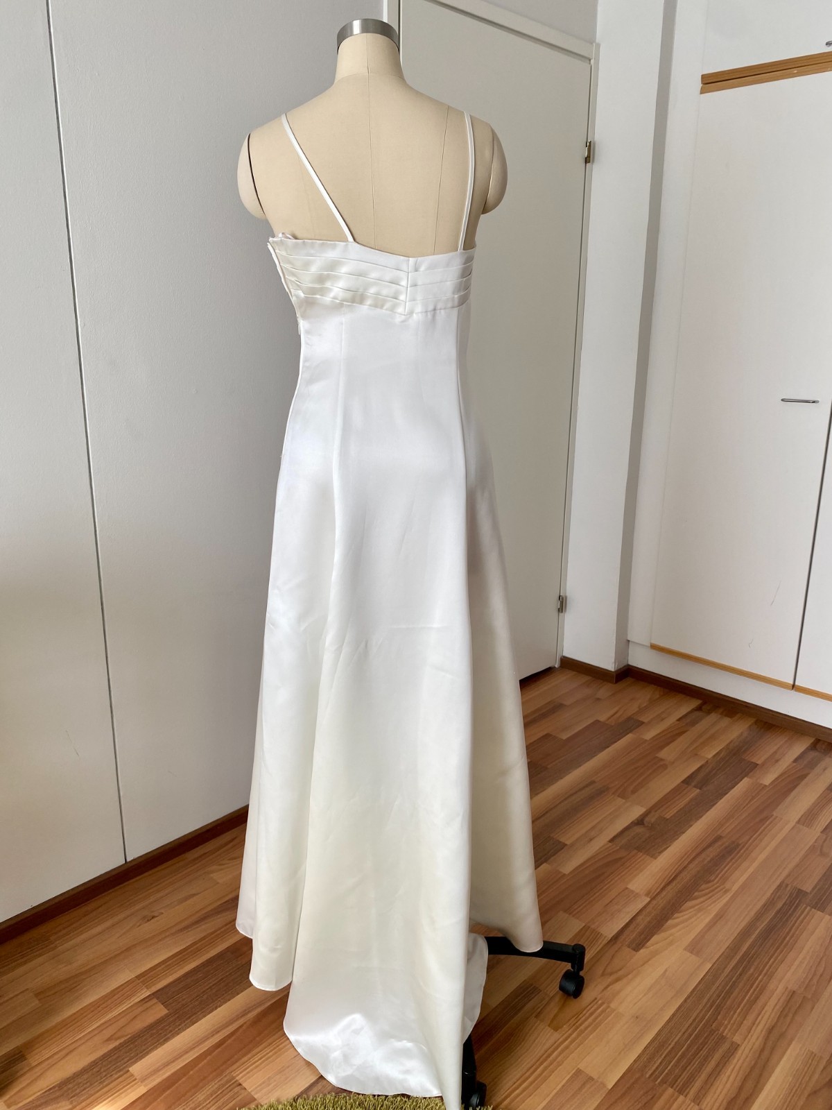 Vera MONT Vintage Wedding Dress Minimalist Spaghetti Straps Floor Length Bridal